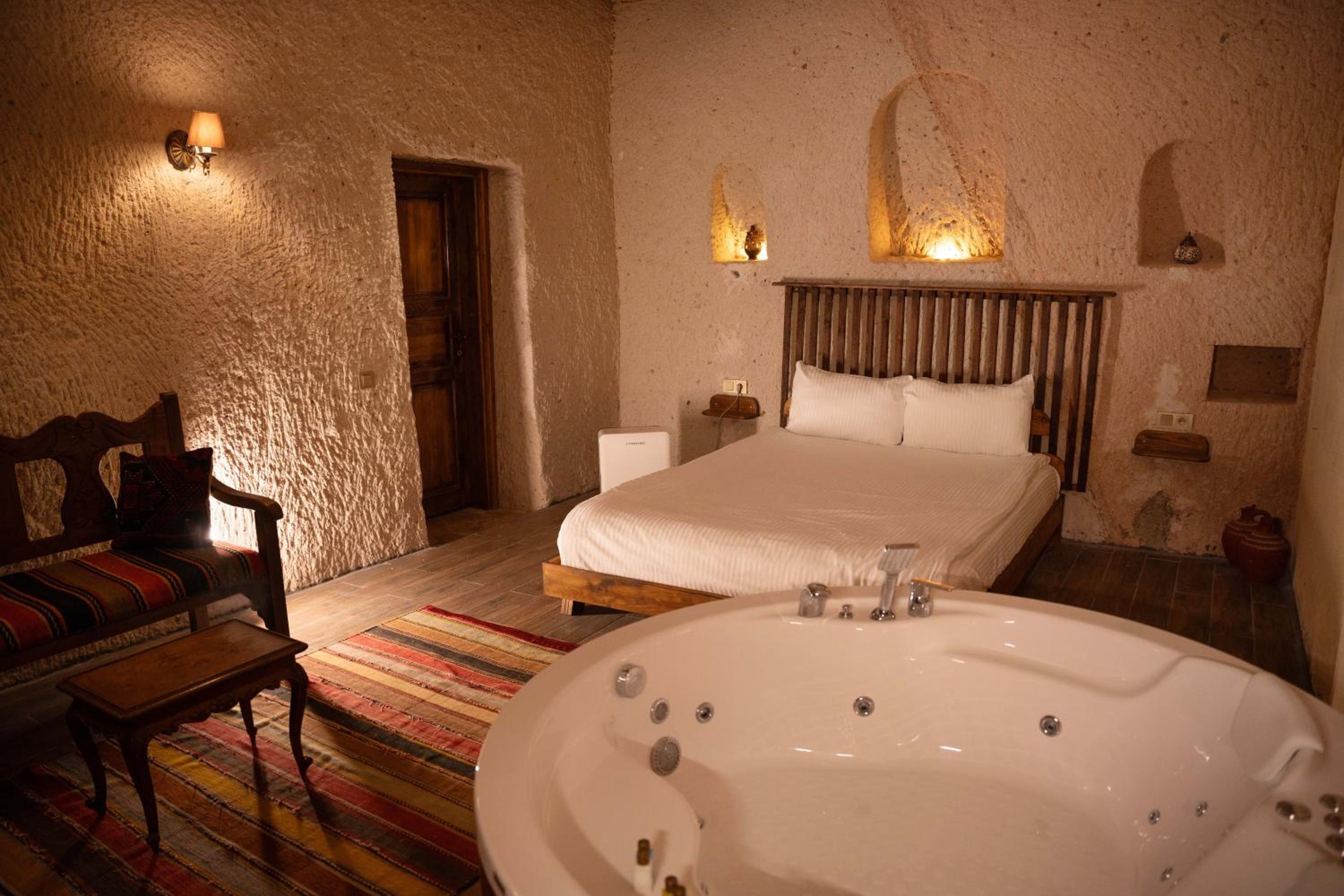 Deluxe Double Room with Bath - Photo 1