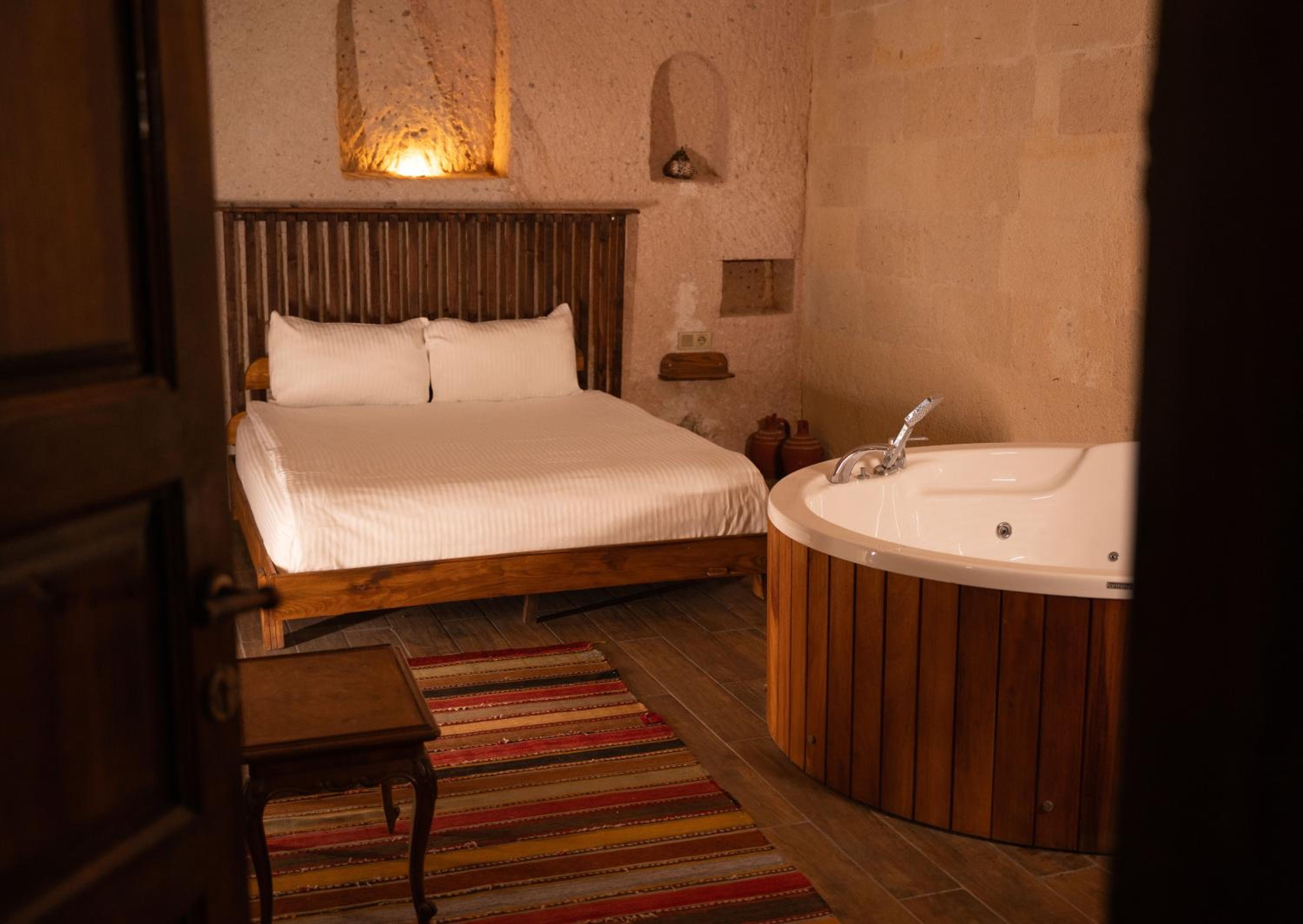 Deluxe Double Room with Bath - Photo 6