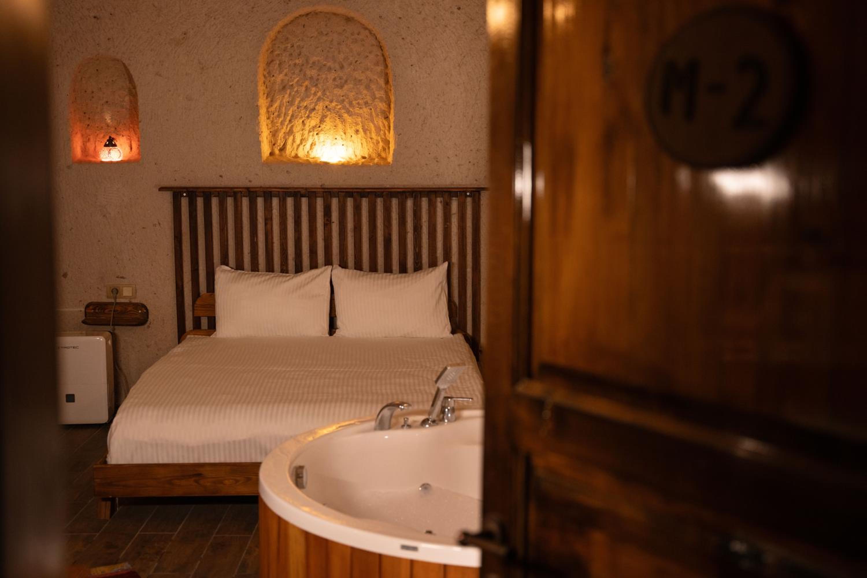 Deluxe Double Room with Bath - Photo 7