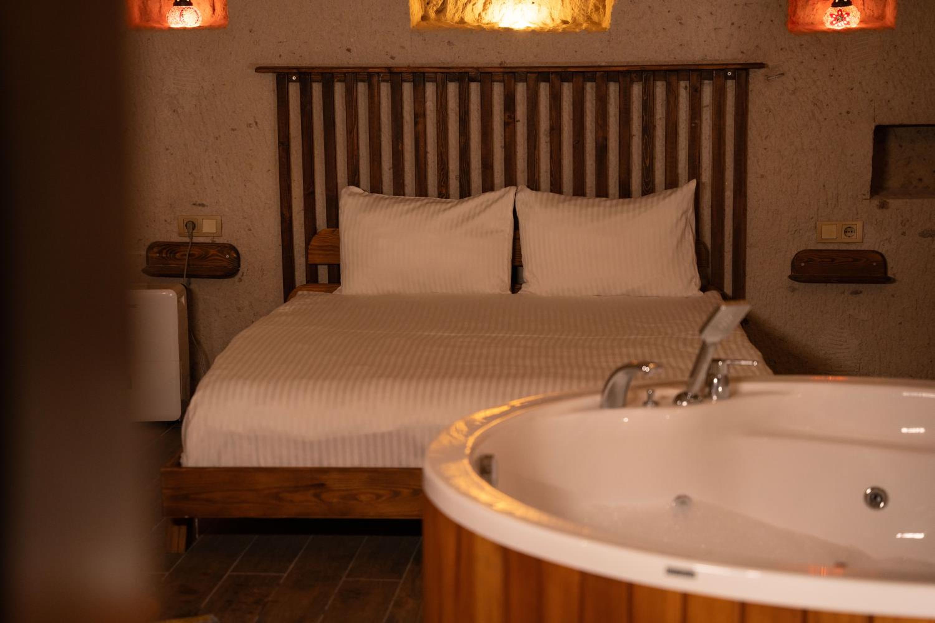 Deluxe Double Room with Bath - Photo 8