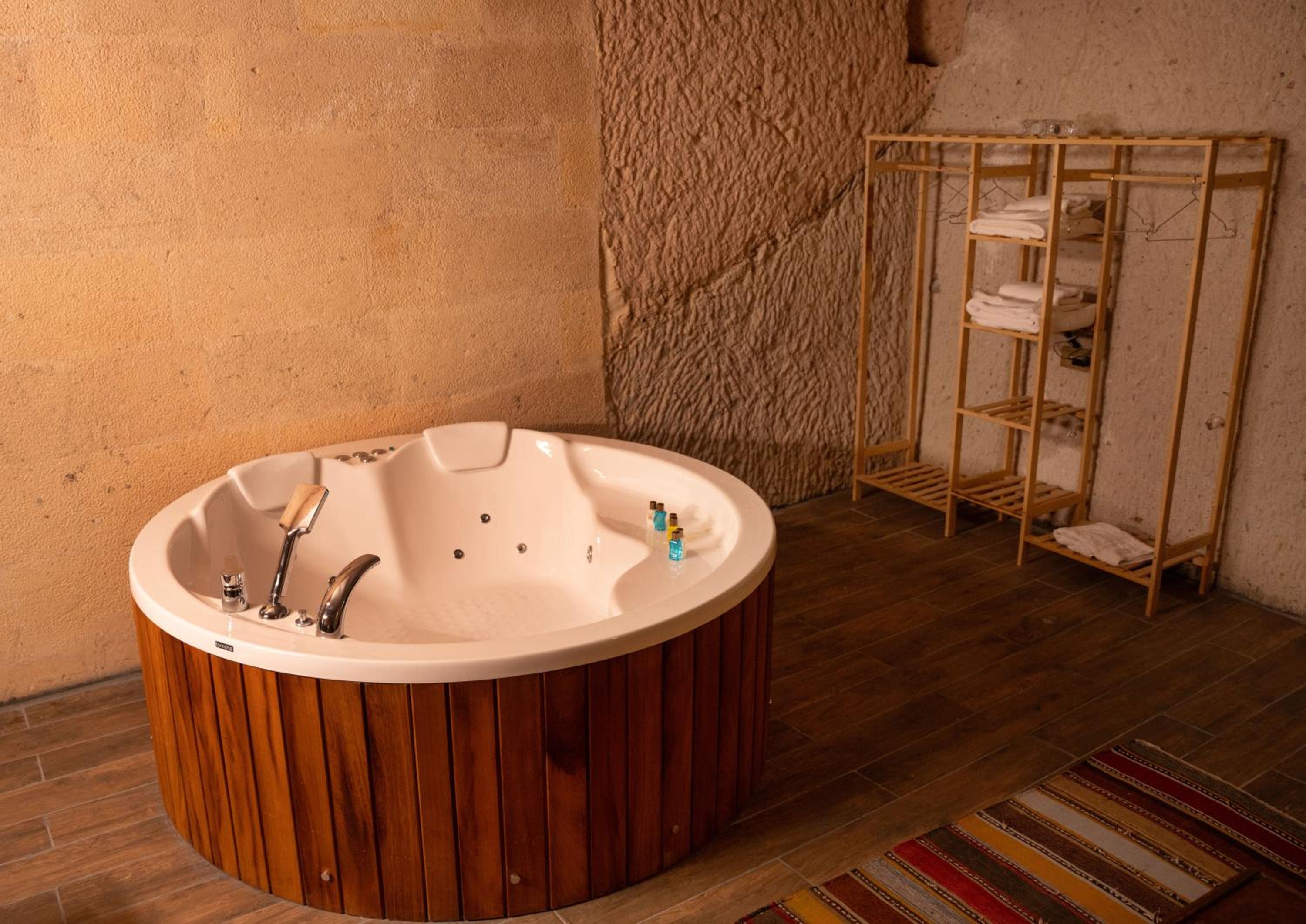 Deluxe Double Room with Bath - Photo 2