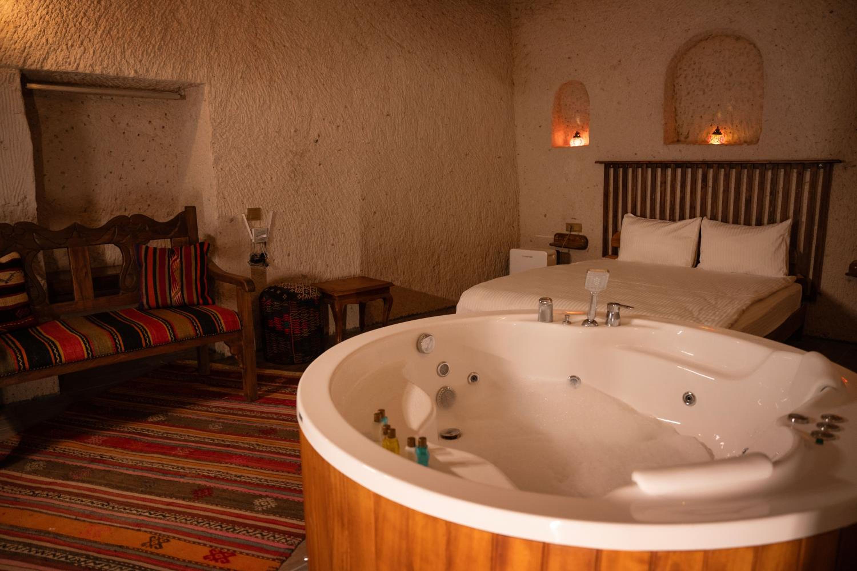 Deluxe Double Room with Bath - Photo 3