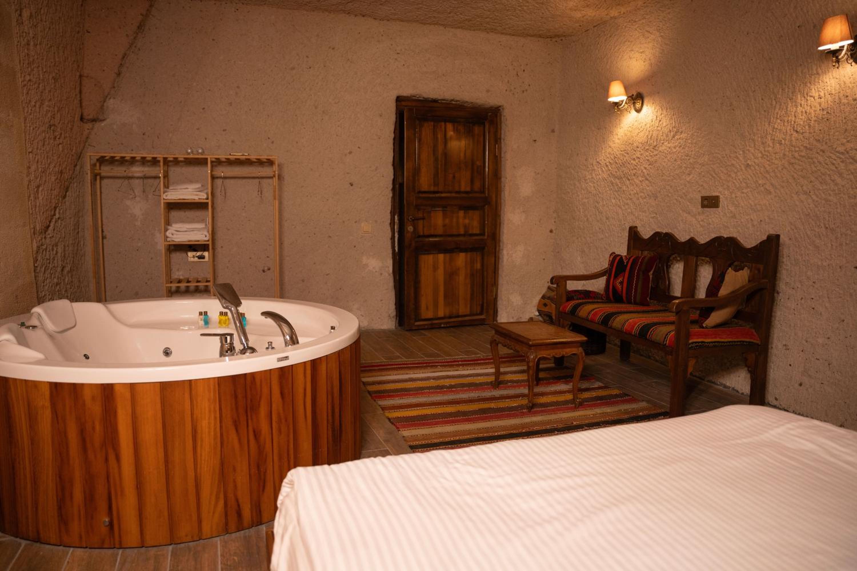 Deluxe Double Room with Bath - Photo 4