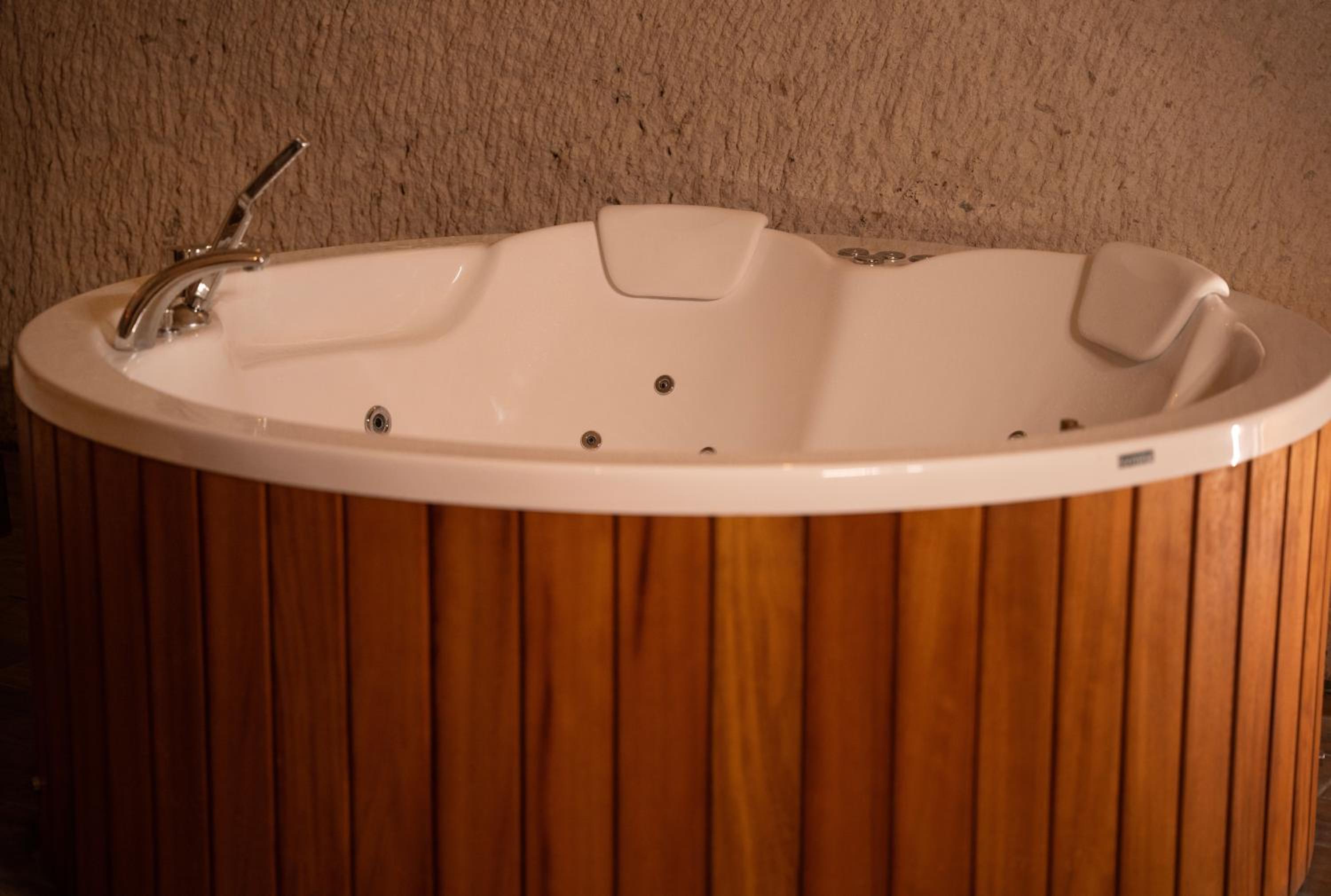 Deluxe Double Room with Bath - Photo 5