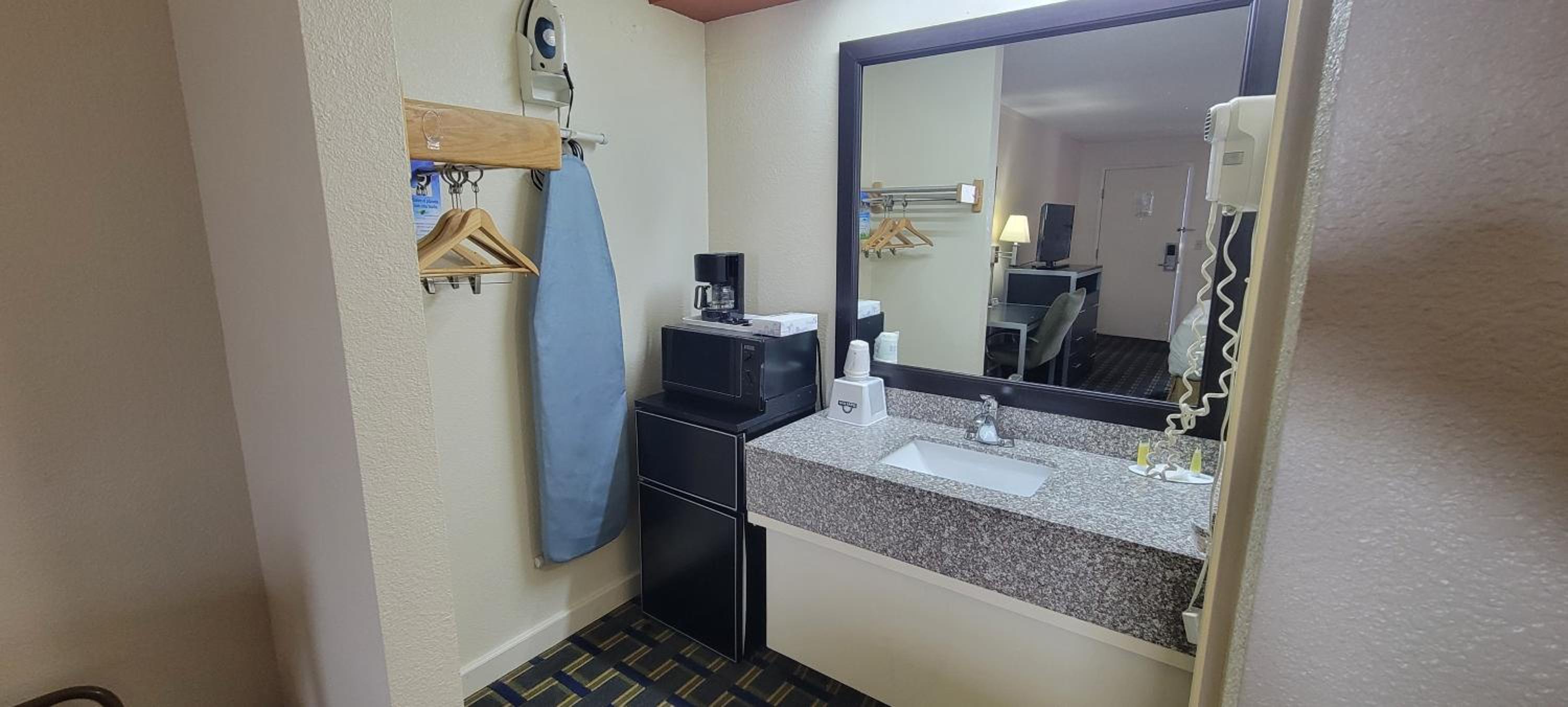 King Room - Non-Smoking - Photo 4