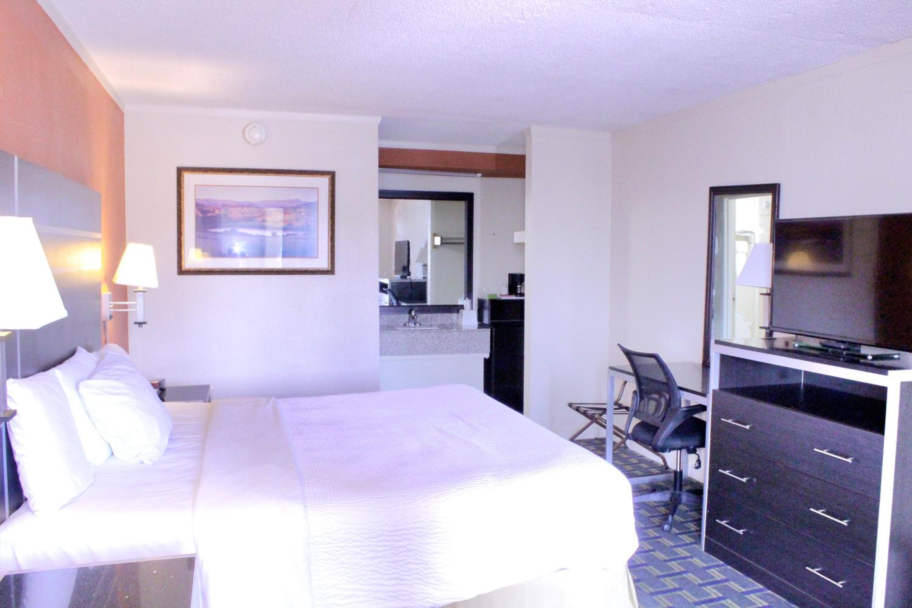 King Room - Non-Smoking - Photo 2