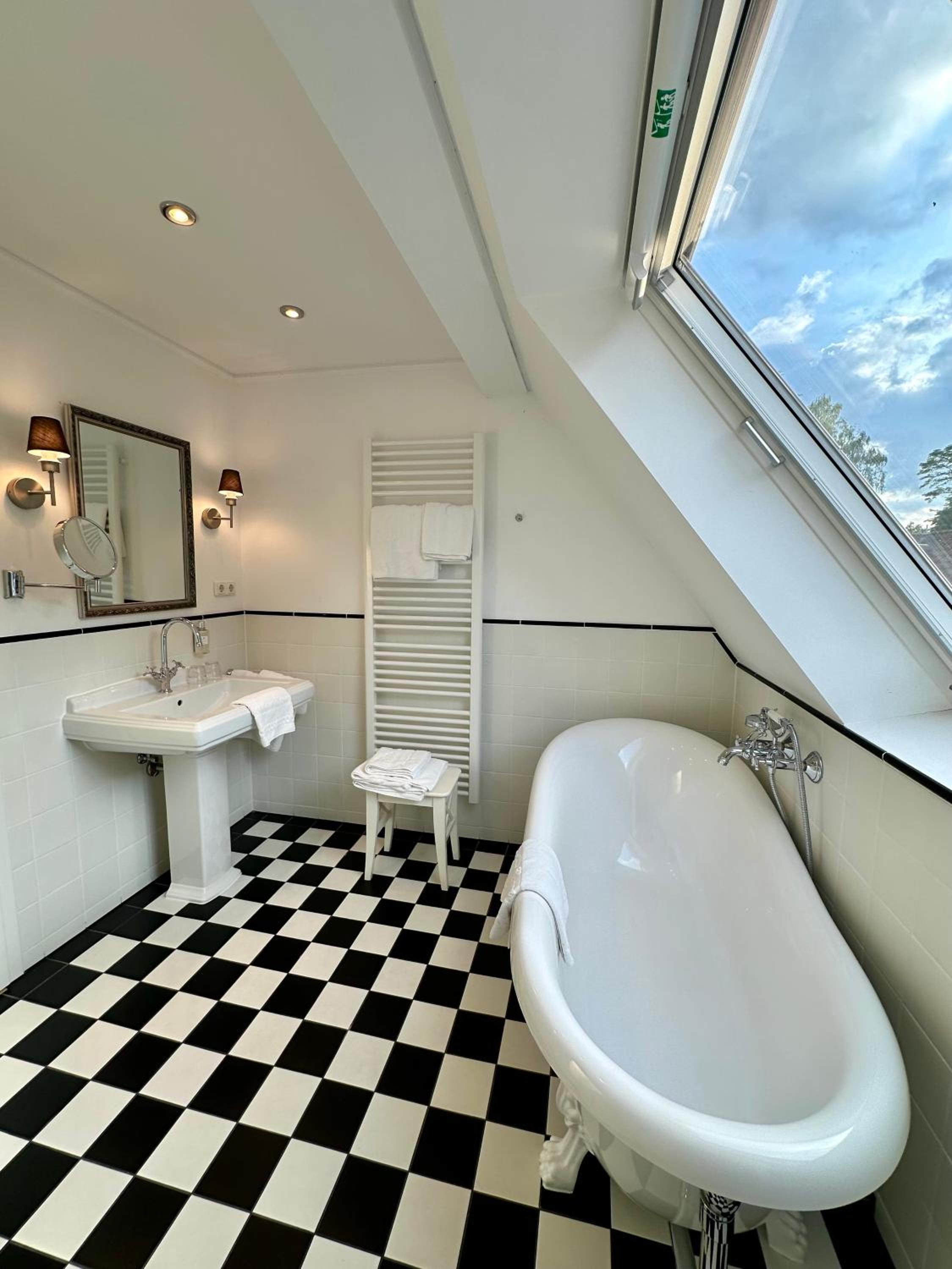 Suite - Photo 4