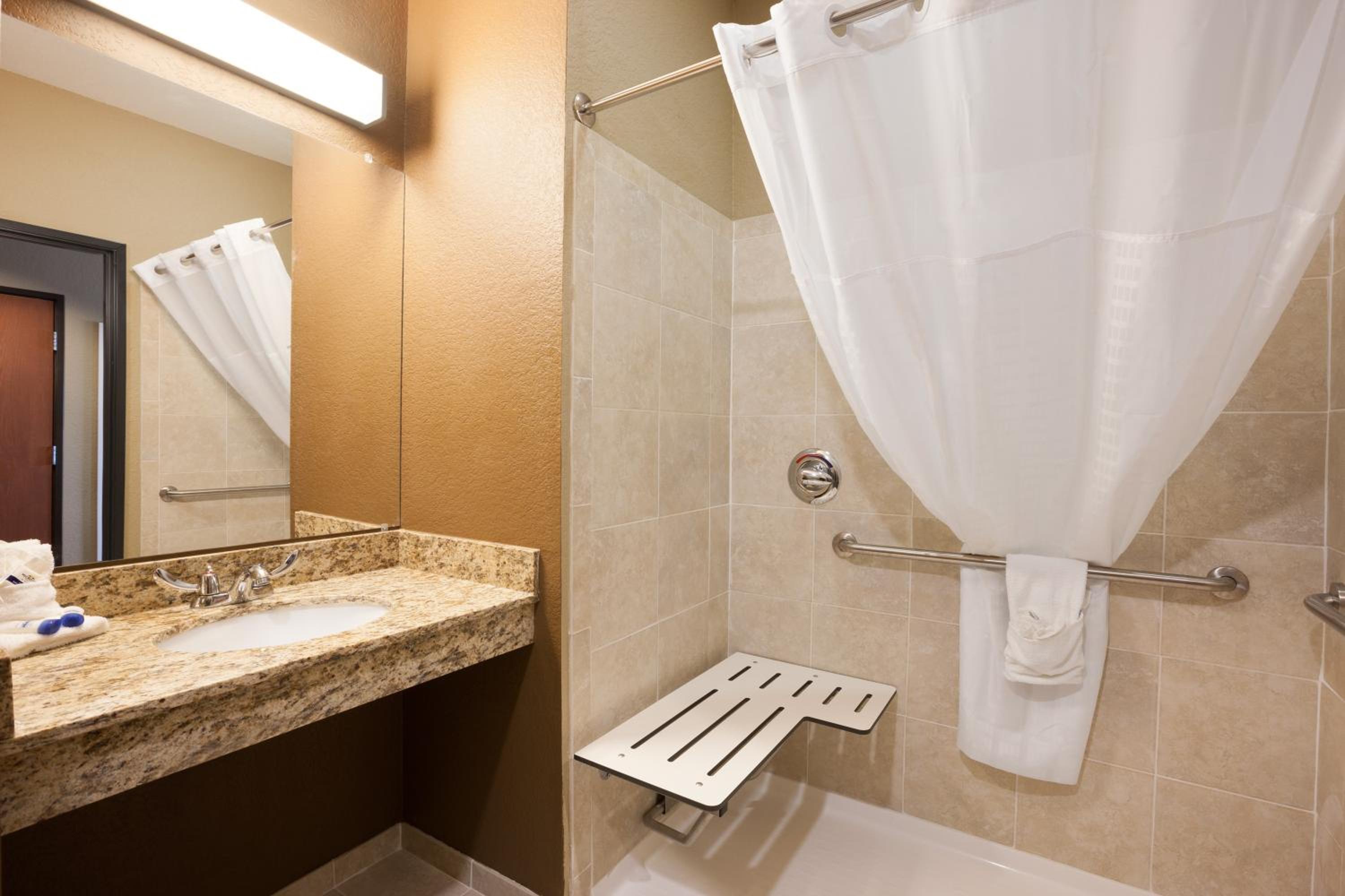 Queen Room - Disability Access/Non-Smoking photo 3