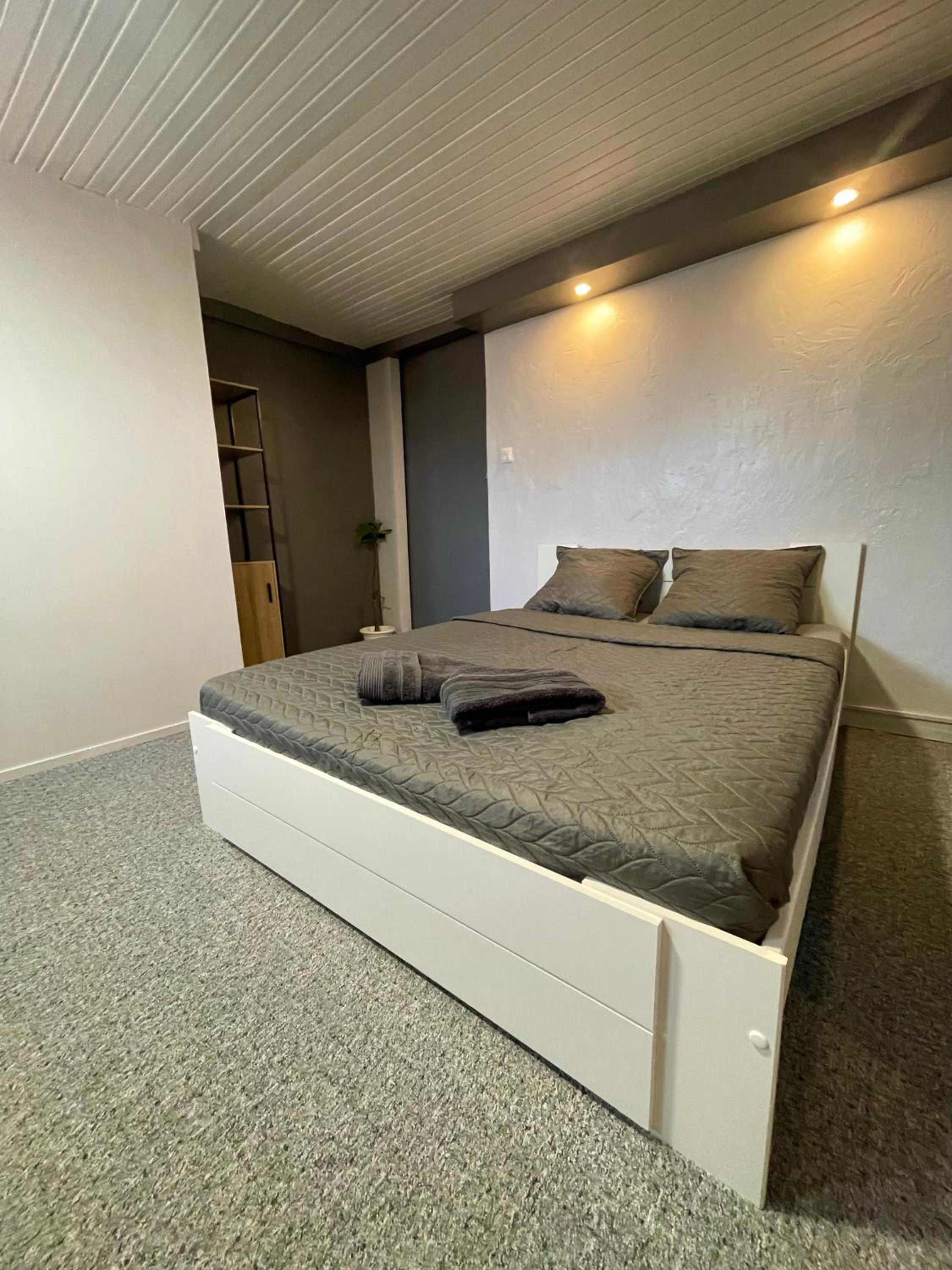 One-Bedroom Apartment photo 1