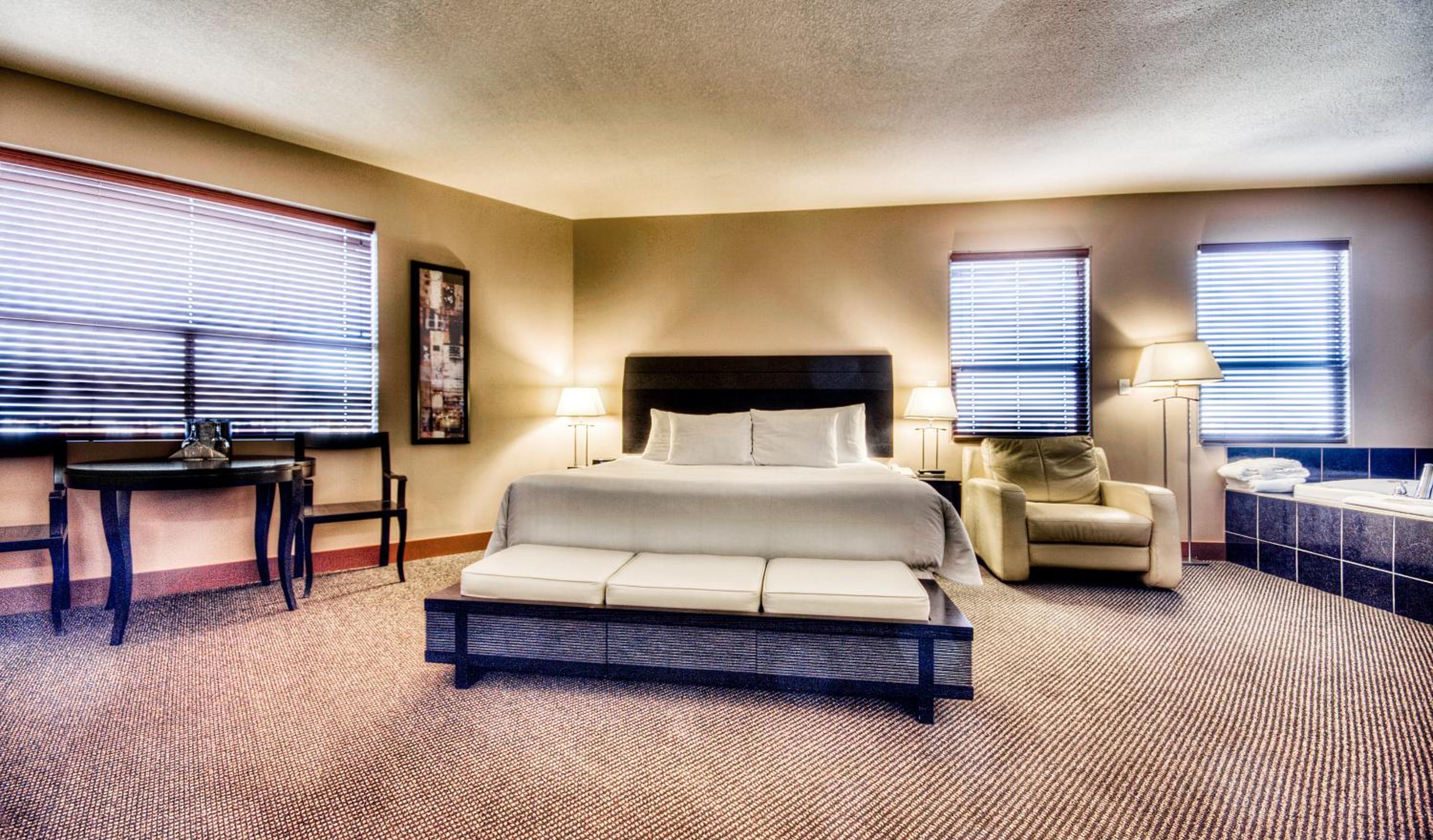 King Suite with Spa Bath - Photo 6