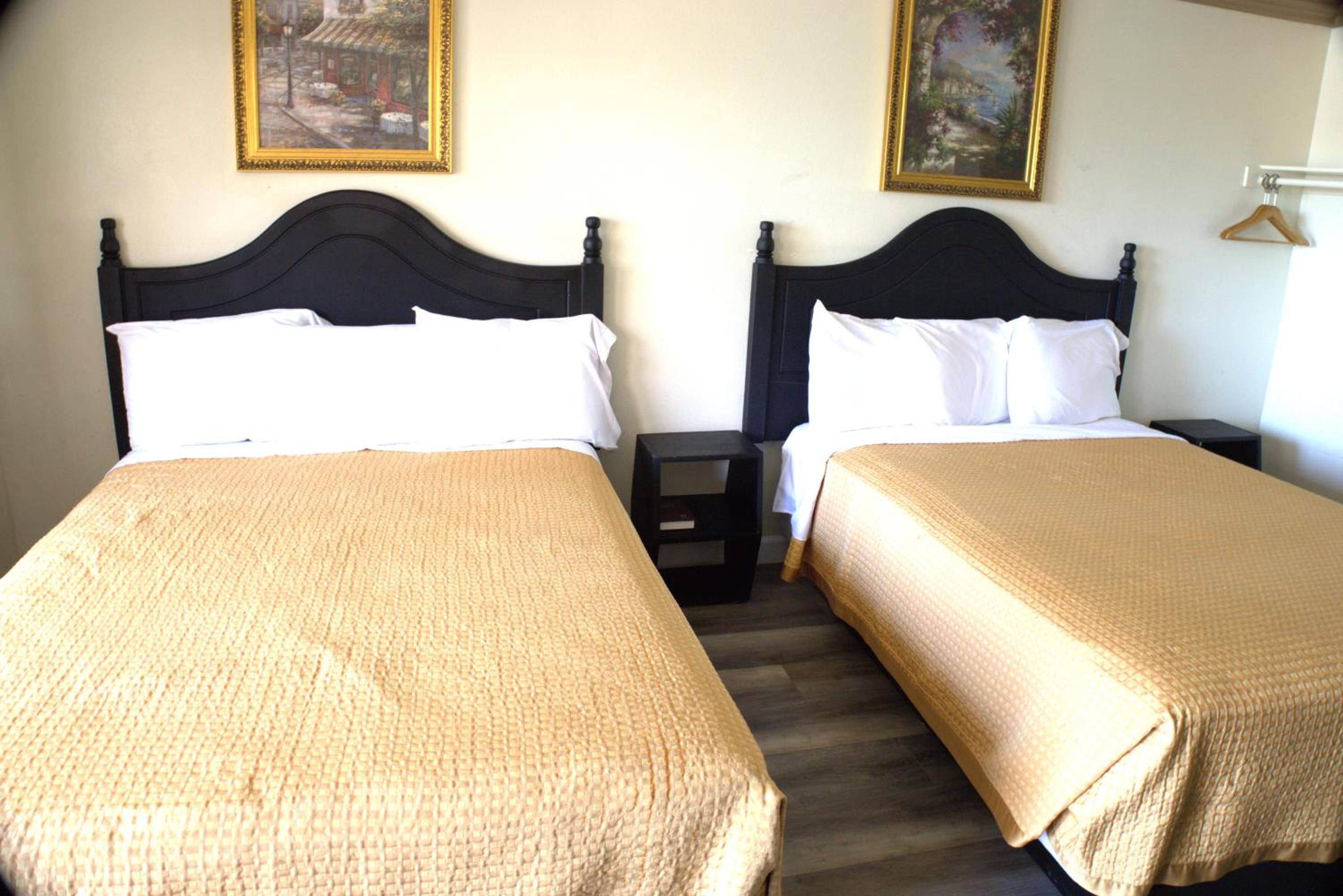 Queen Room with Two Queen Beds photo 3