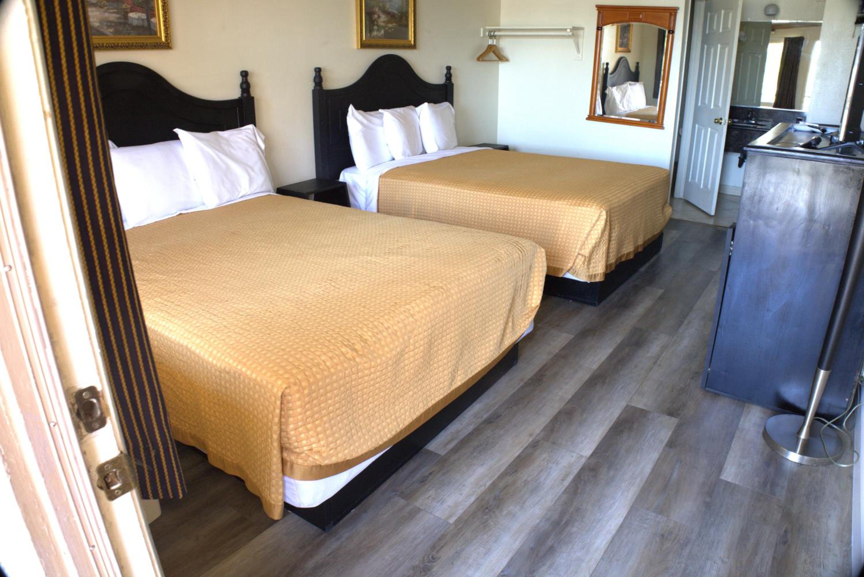 Queen Room with Two Queen Beds photo 3