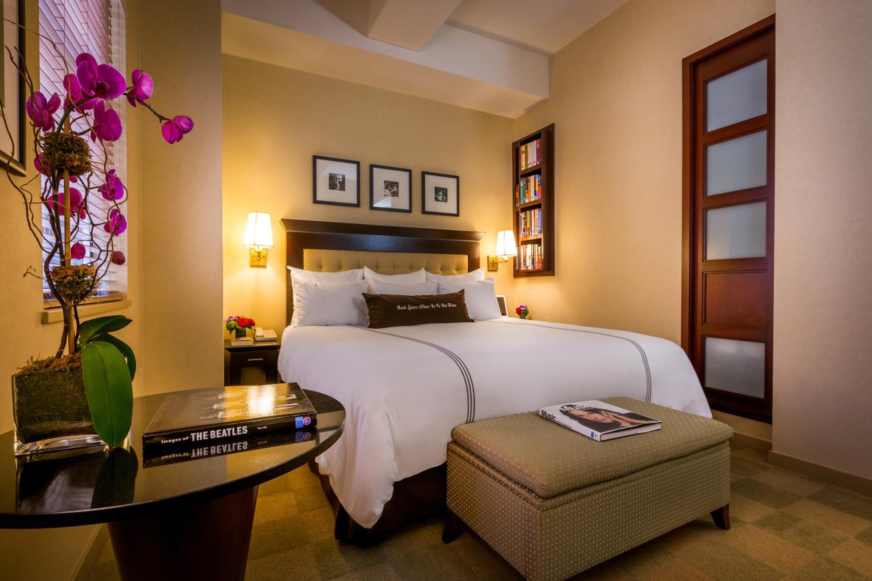 Deluxe Room with One King Bed photo 3