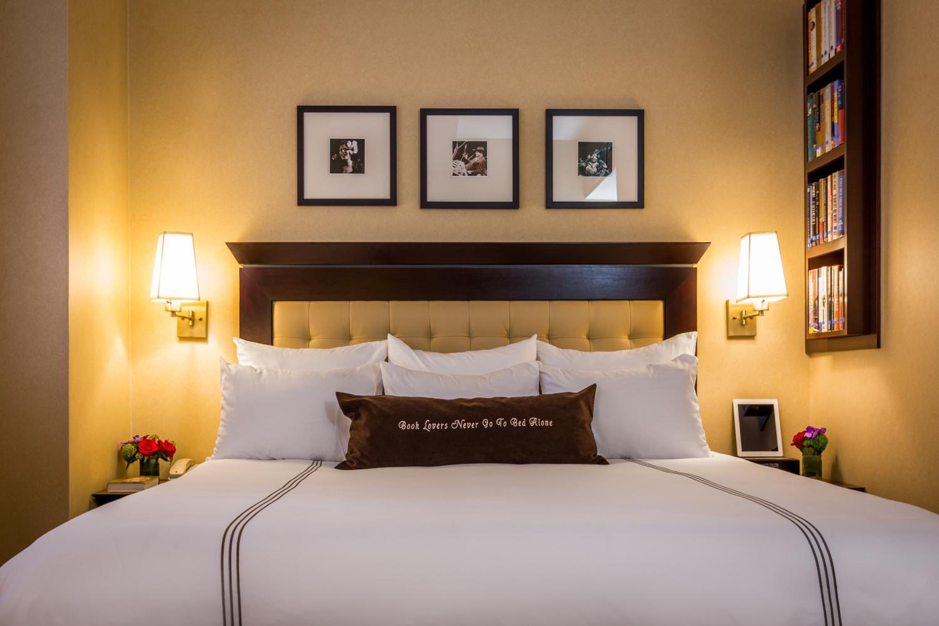 Deluxe Room with One King Bed photo 2