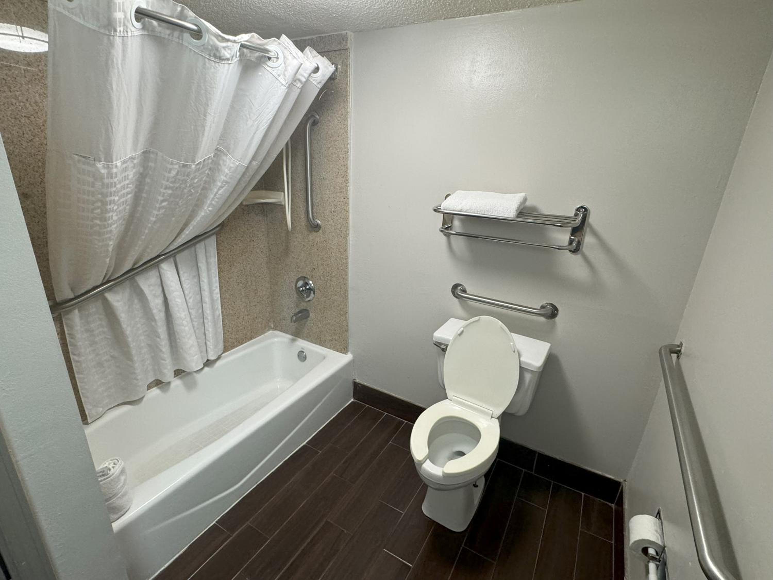 King Room - Disability Access/Non-Smoking - Photo 3