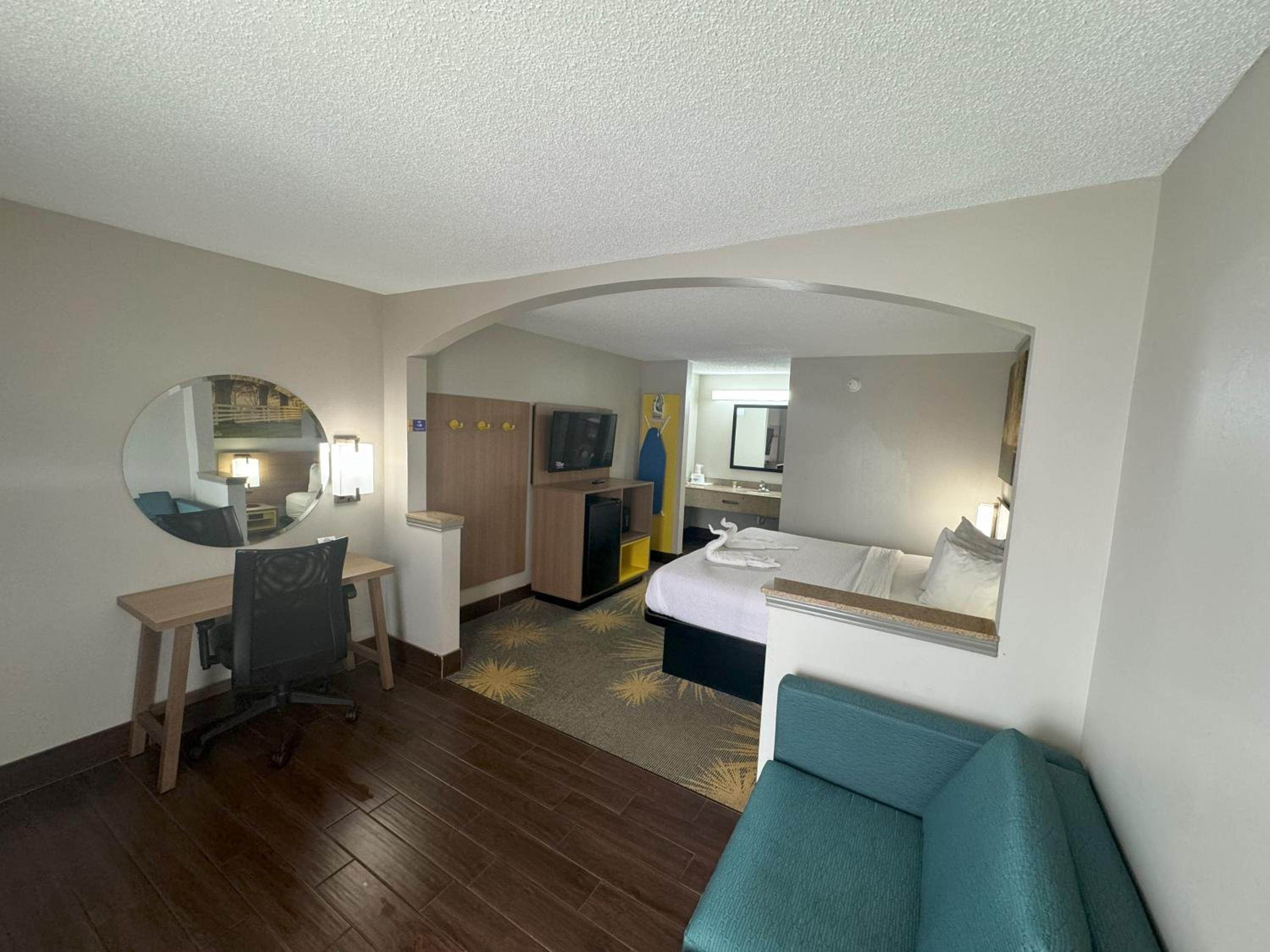 King Room - Non-Smoking - Photo 4