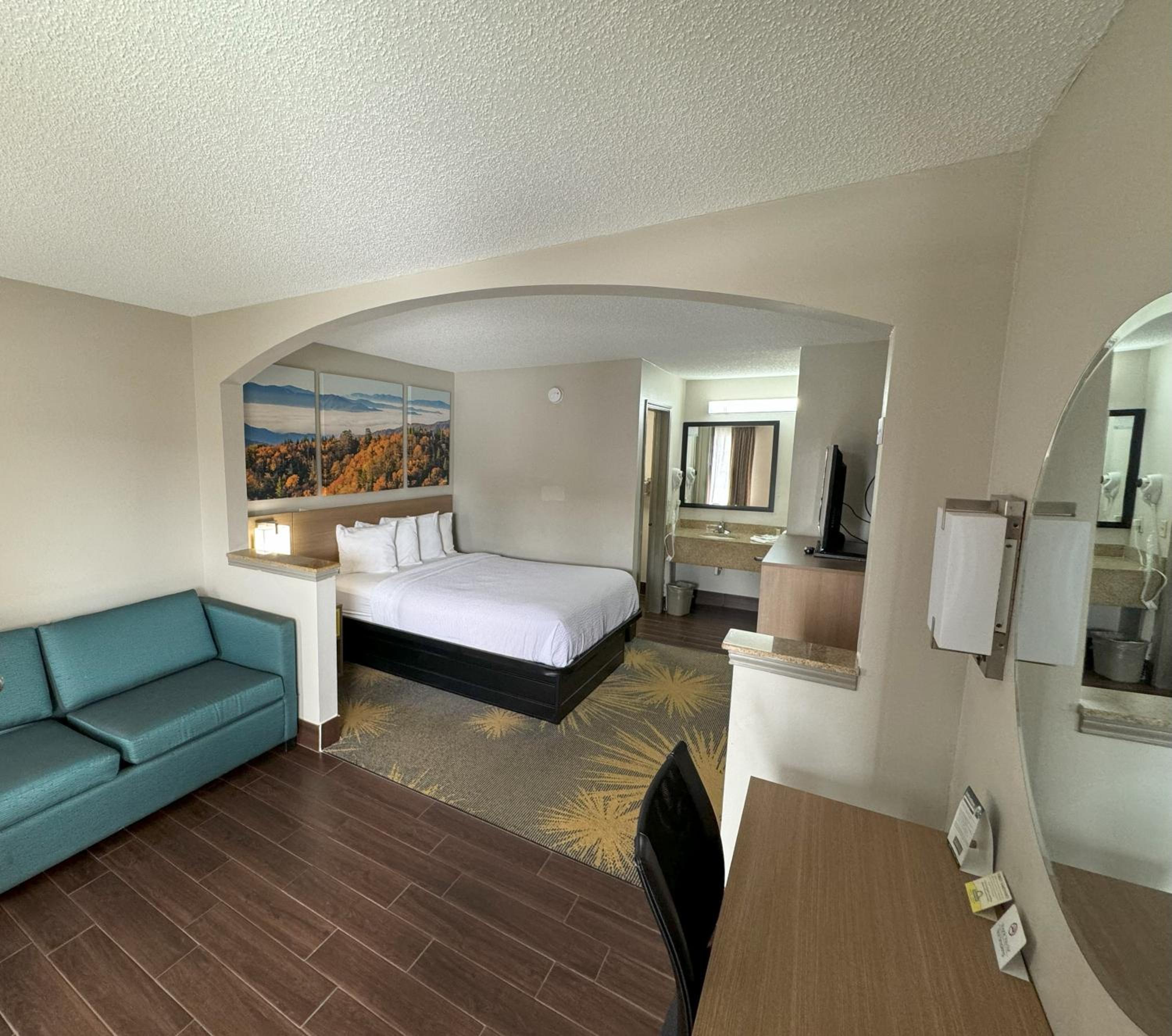 Queen Room - Non-Smoking - Photo 6