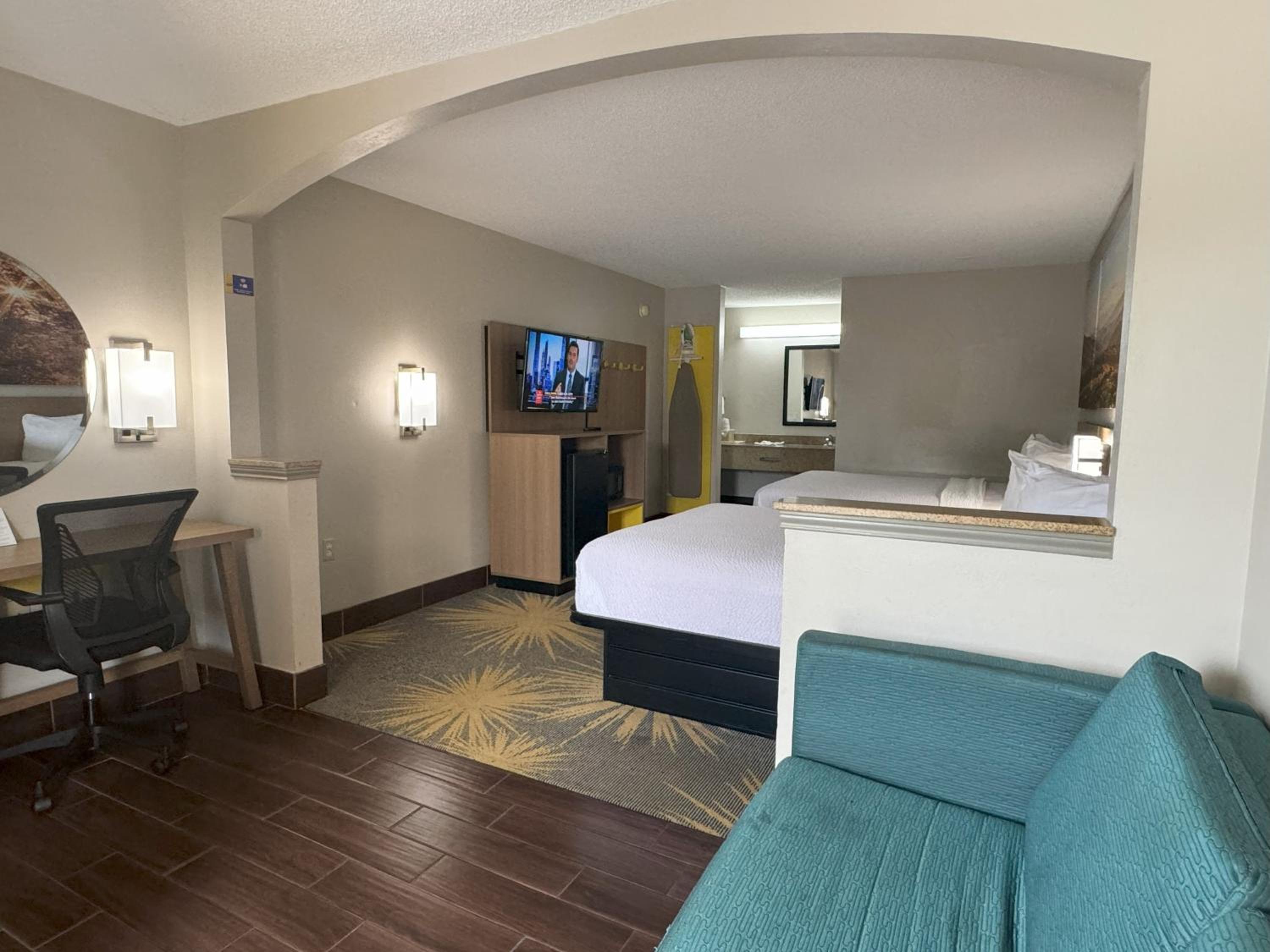 Queen Room with Two Queen Beds - Non-Smoking - Photo 2