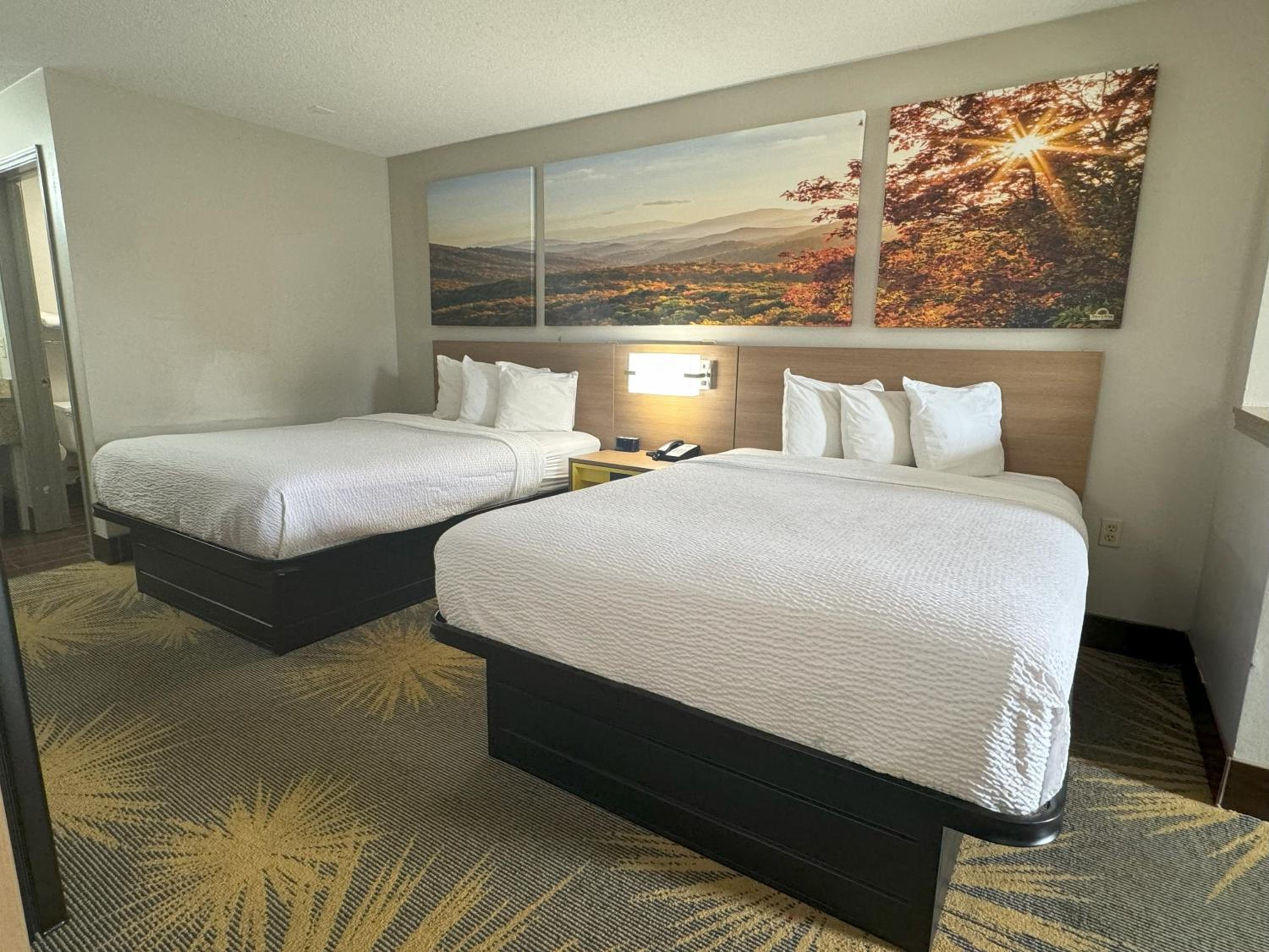Queen Room with Two Queen Beds - Non-Smoking - Photo 3