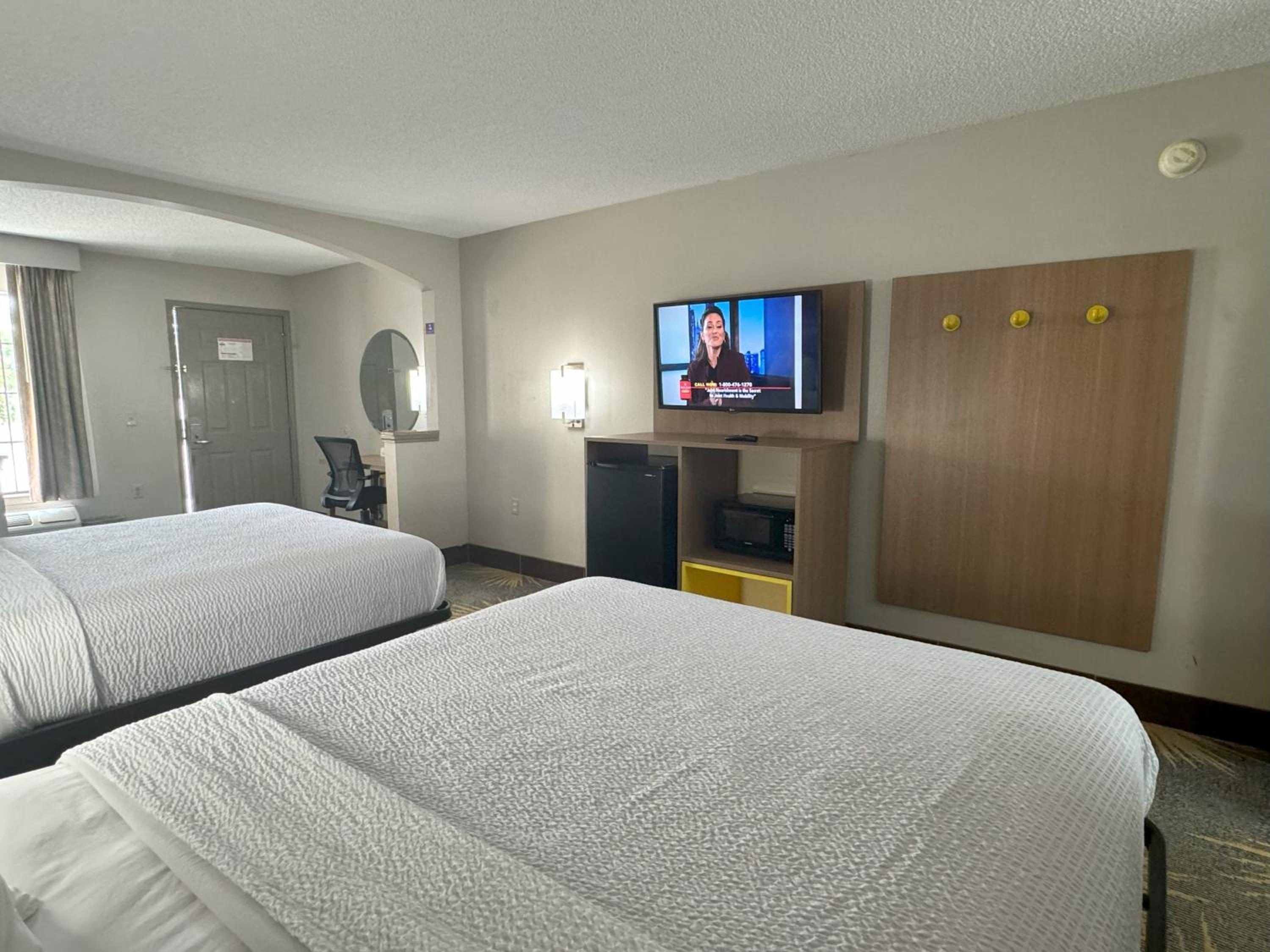 Queen Room with Two Queen Beds - Non-Smoking - Photo 4