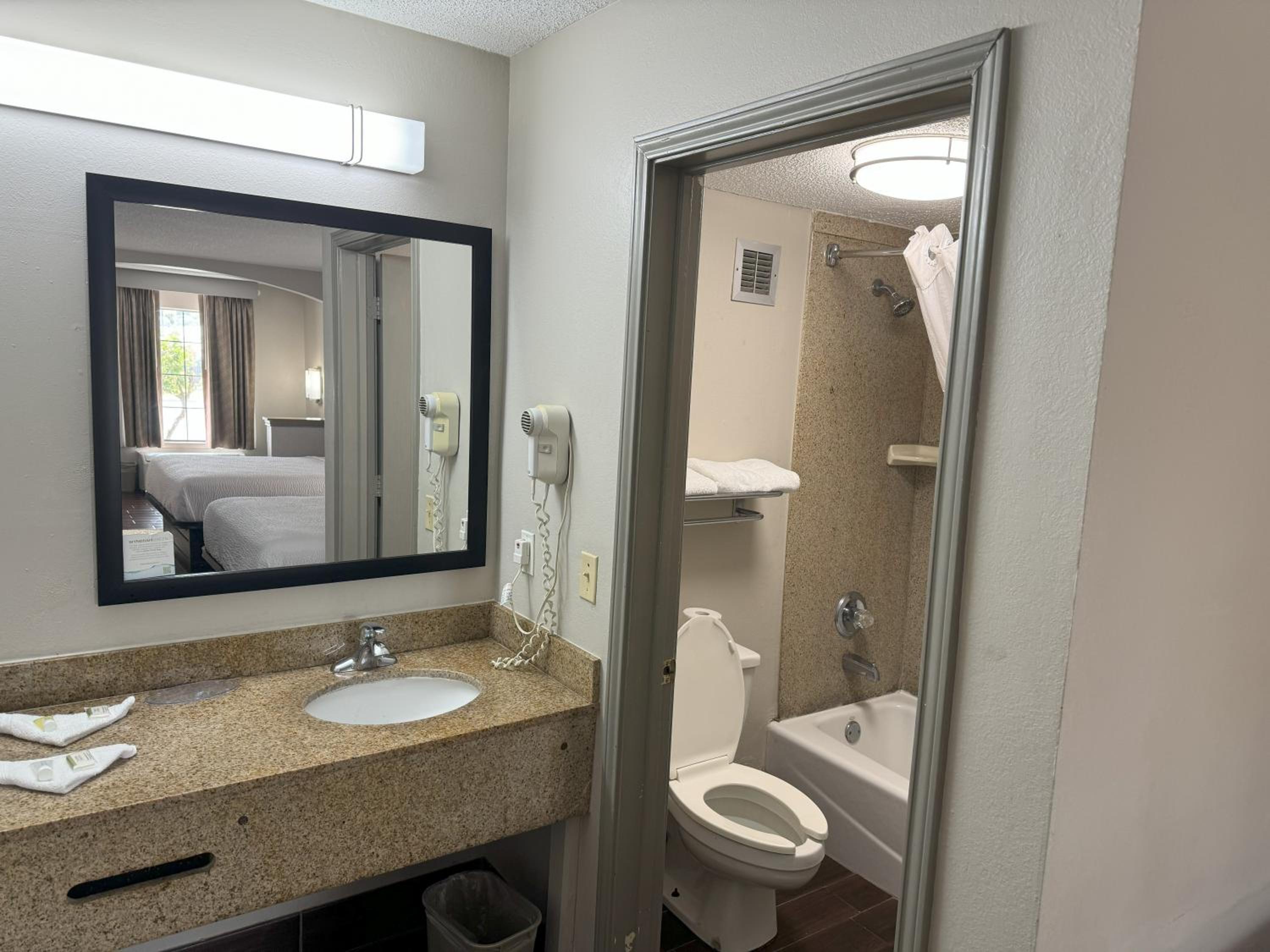 Queen Room with Two Queen Beds - Non-Smoking - Photo 6