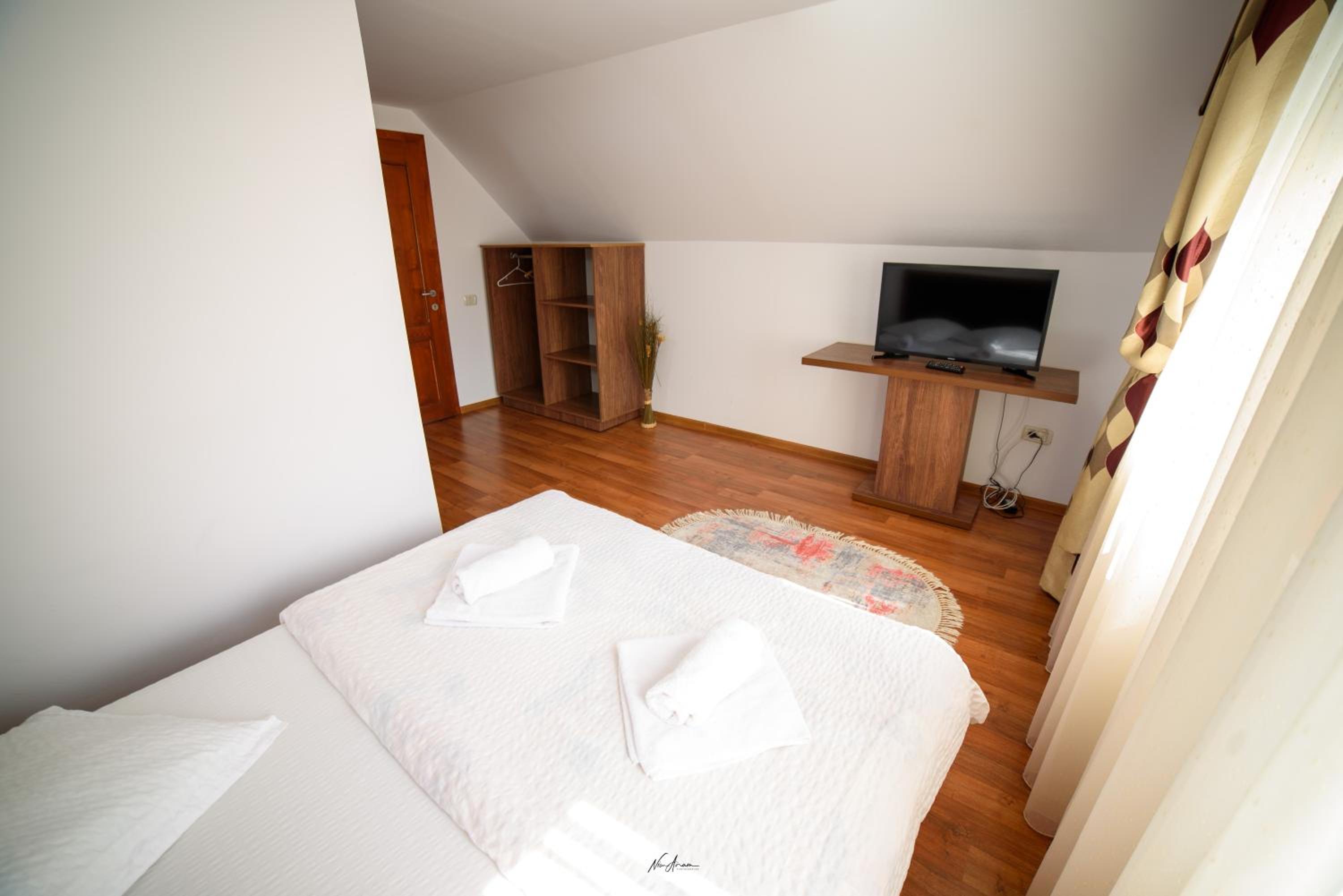 Double Room - Photo 8