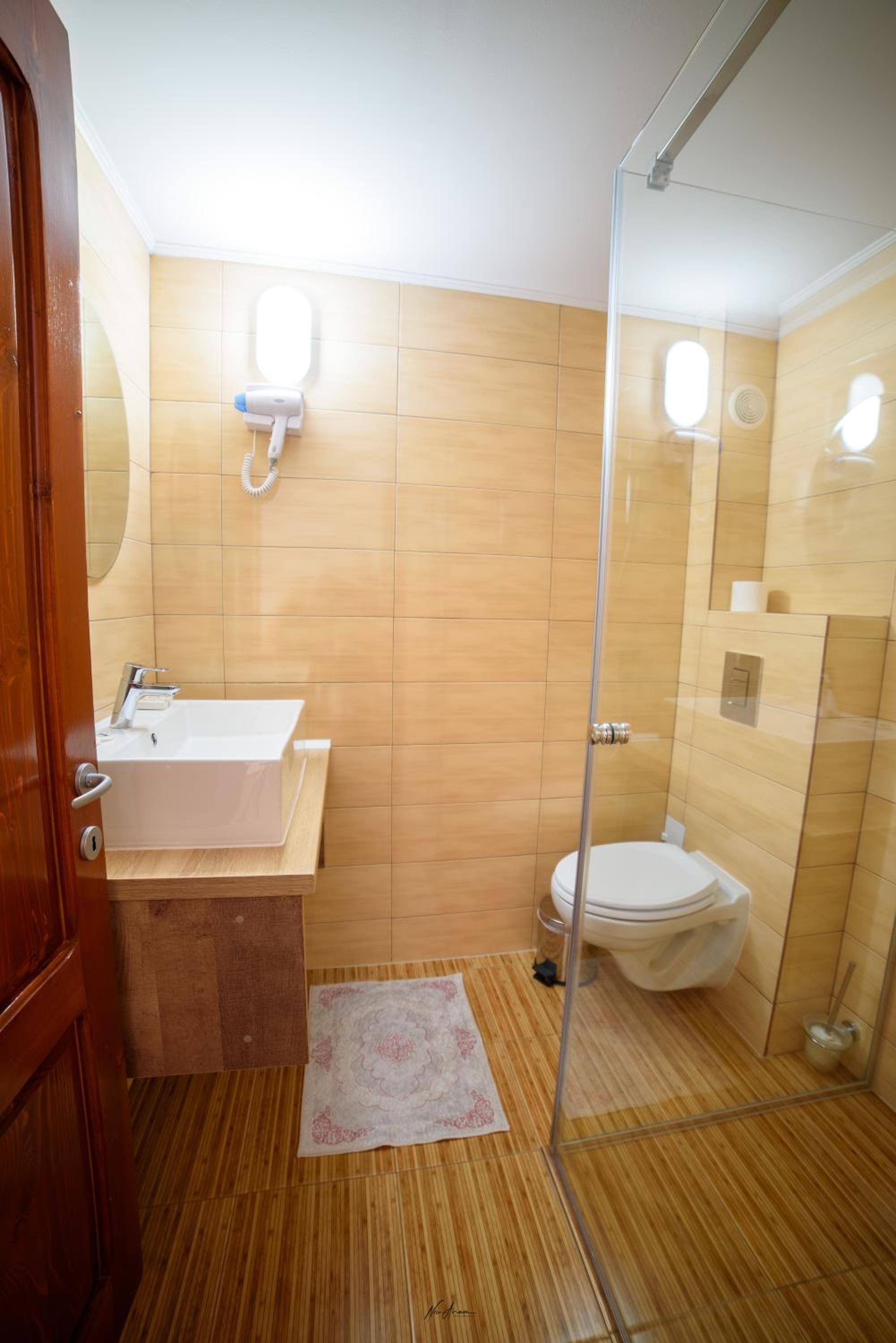 Double Room - Photo 9