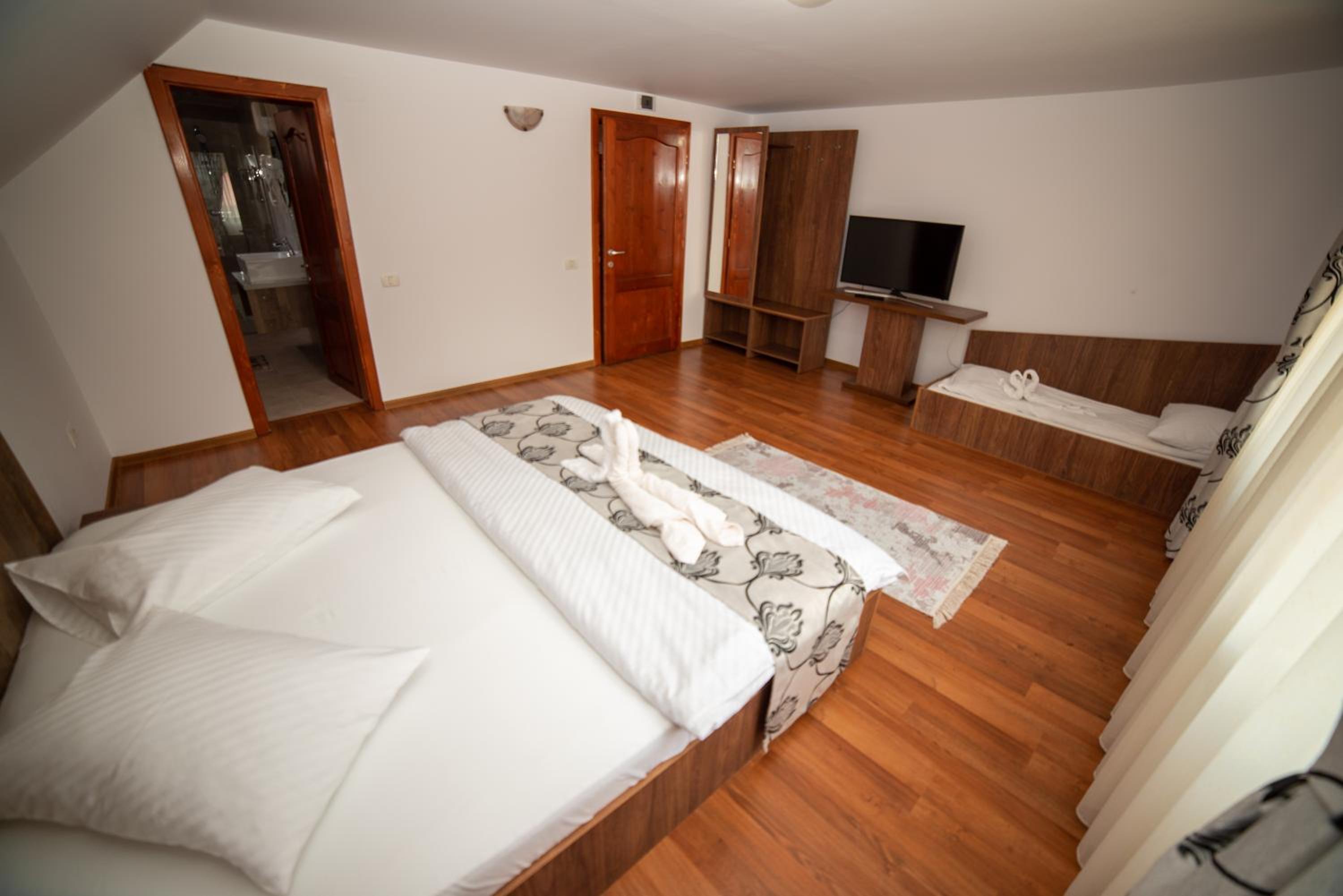 Deluxe Room (2 Adults + 1 Child) - Photo 5