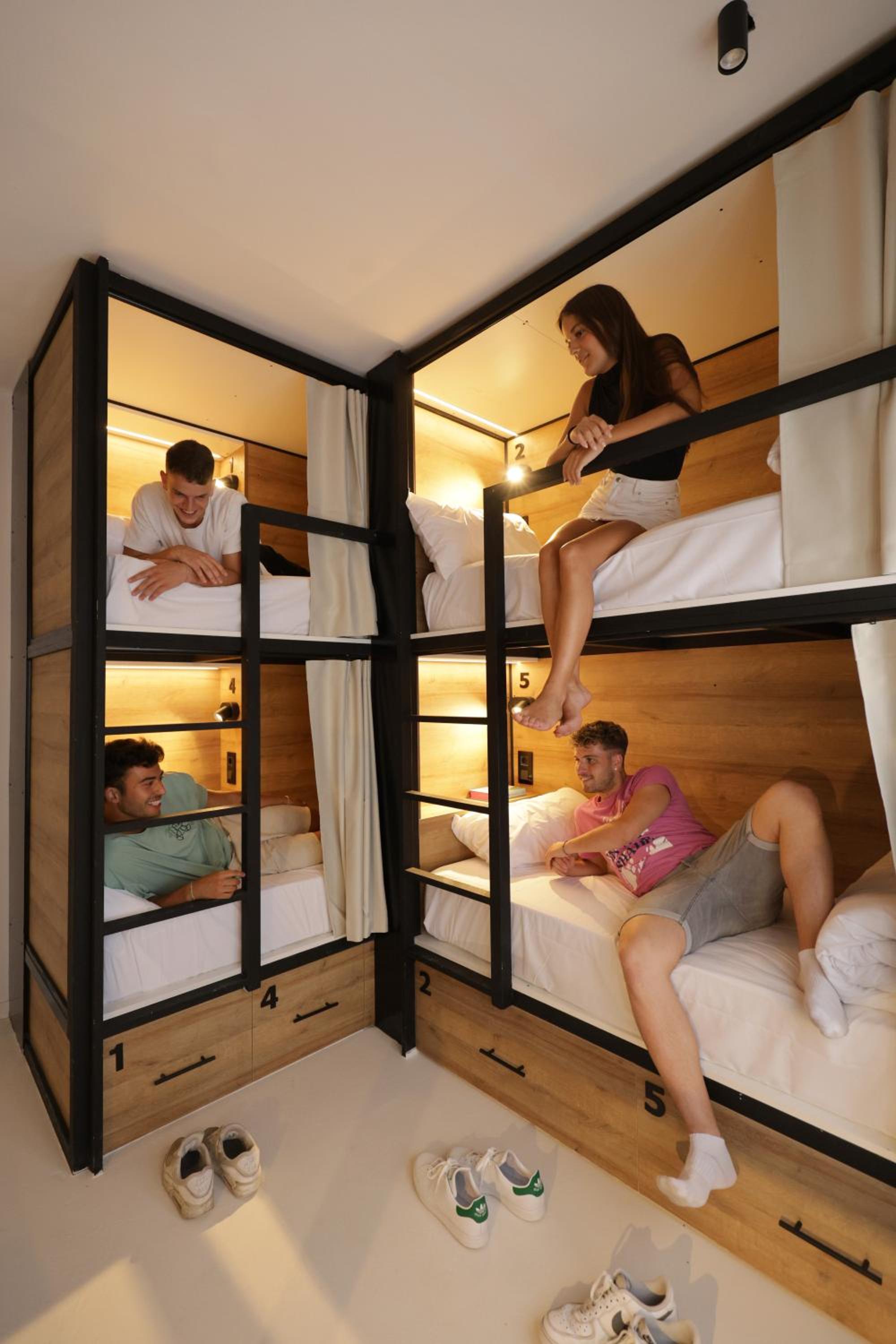 Cama individual en habitación compartida mixta