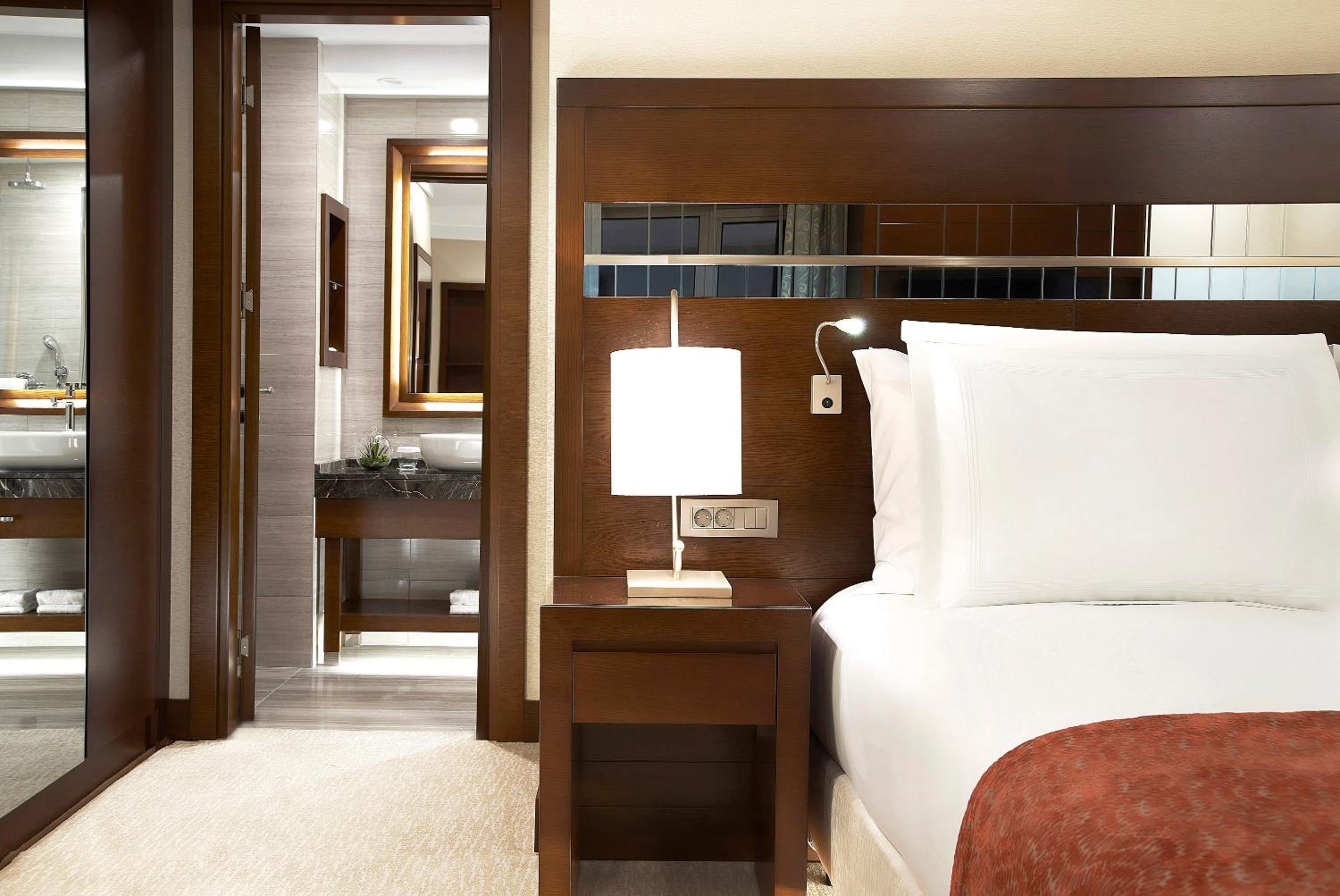 One-Bedroom Suite with Sea View