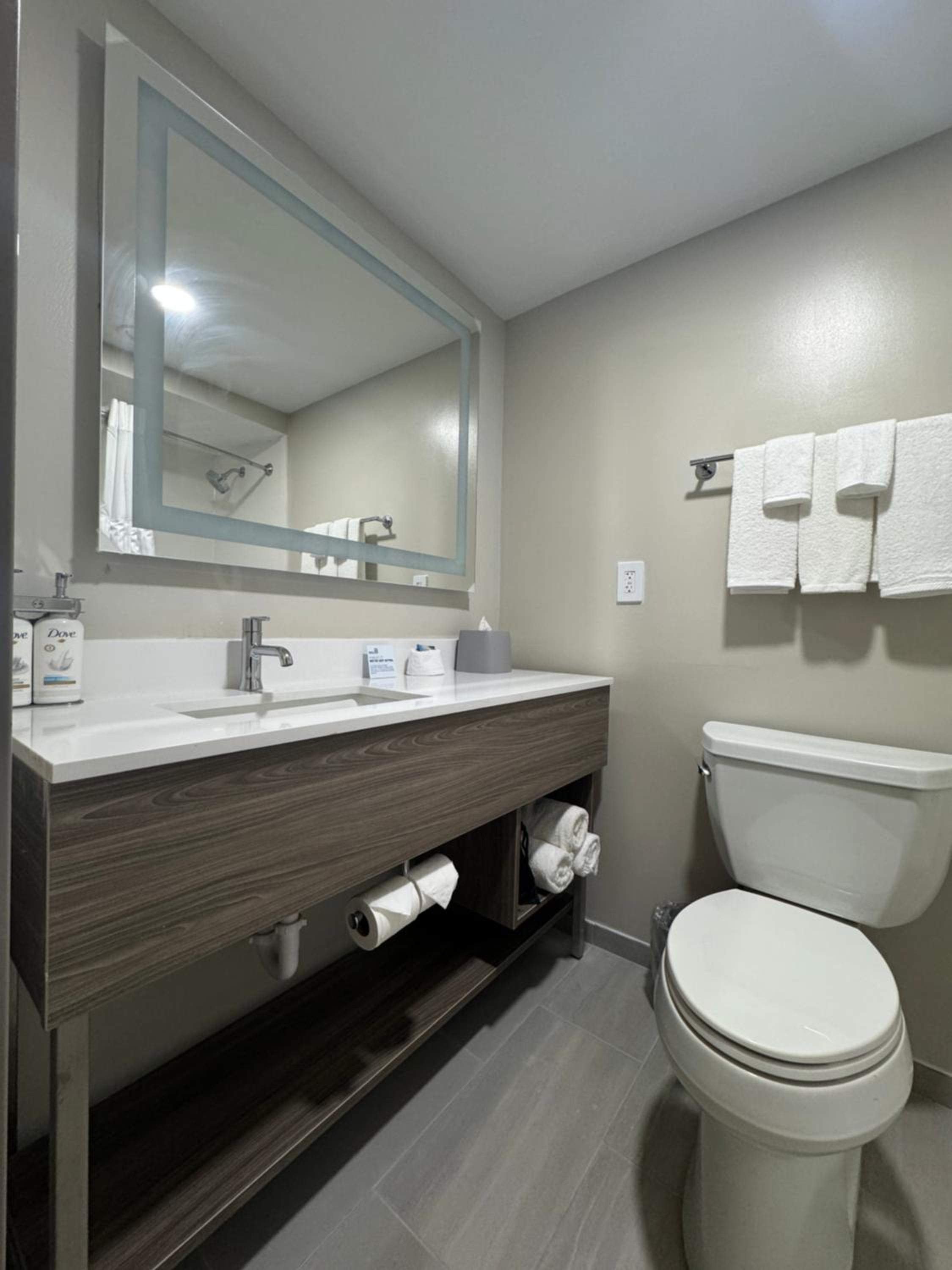 Standard Room with Two Queen Beds photo 3