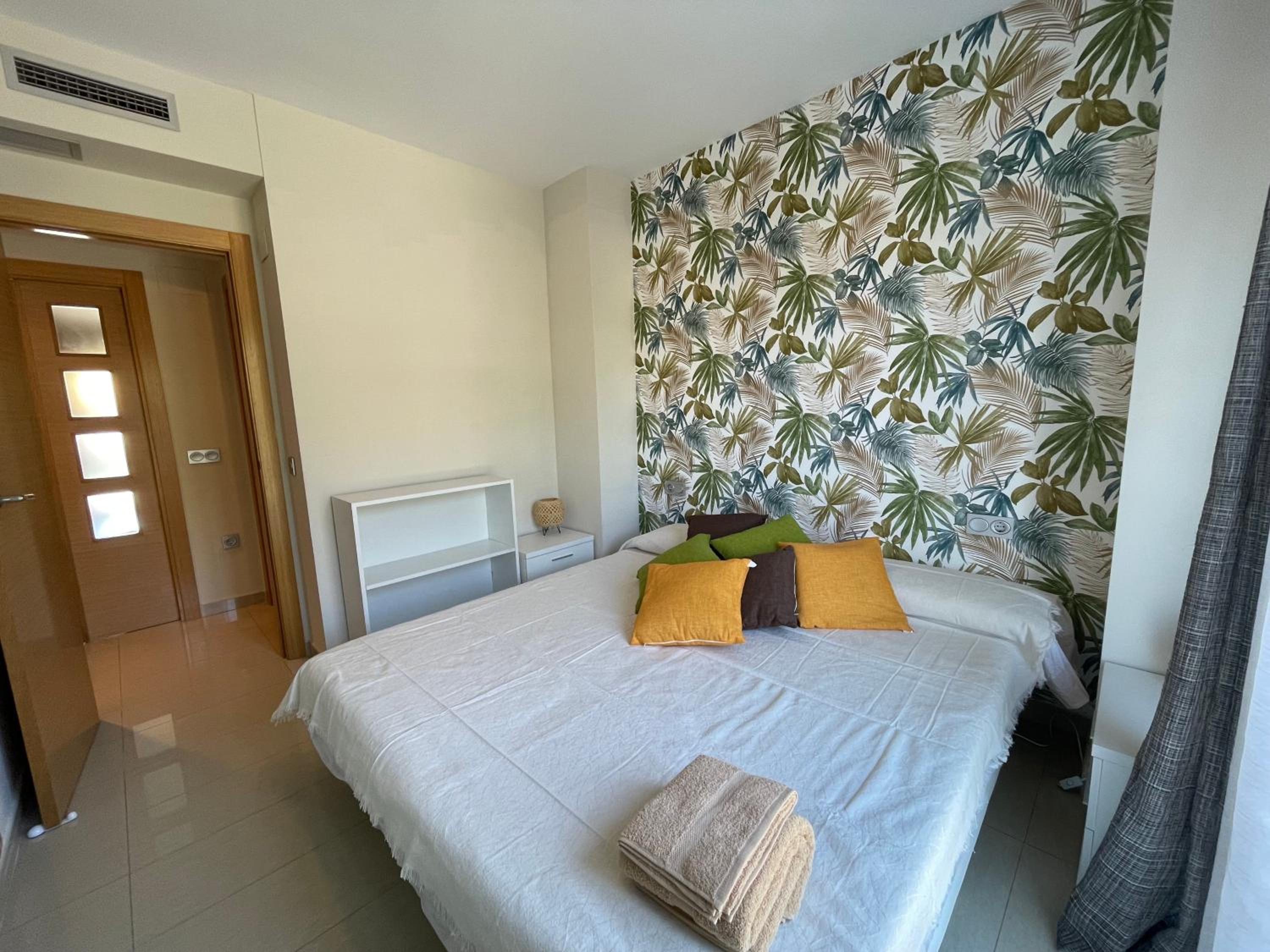 Apartamento de dos habitaciones con balcón y vista al mar