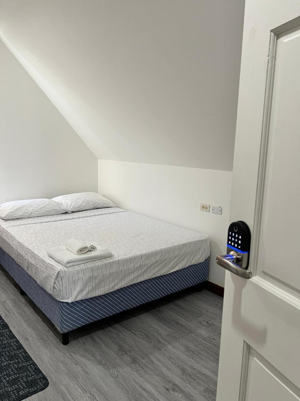 Five-Bedroom House photo 1