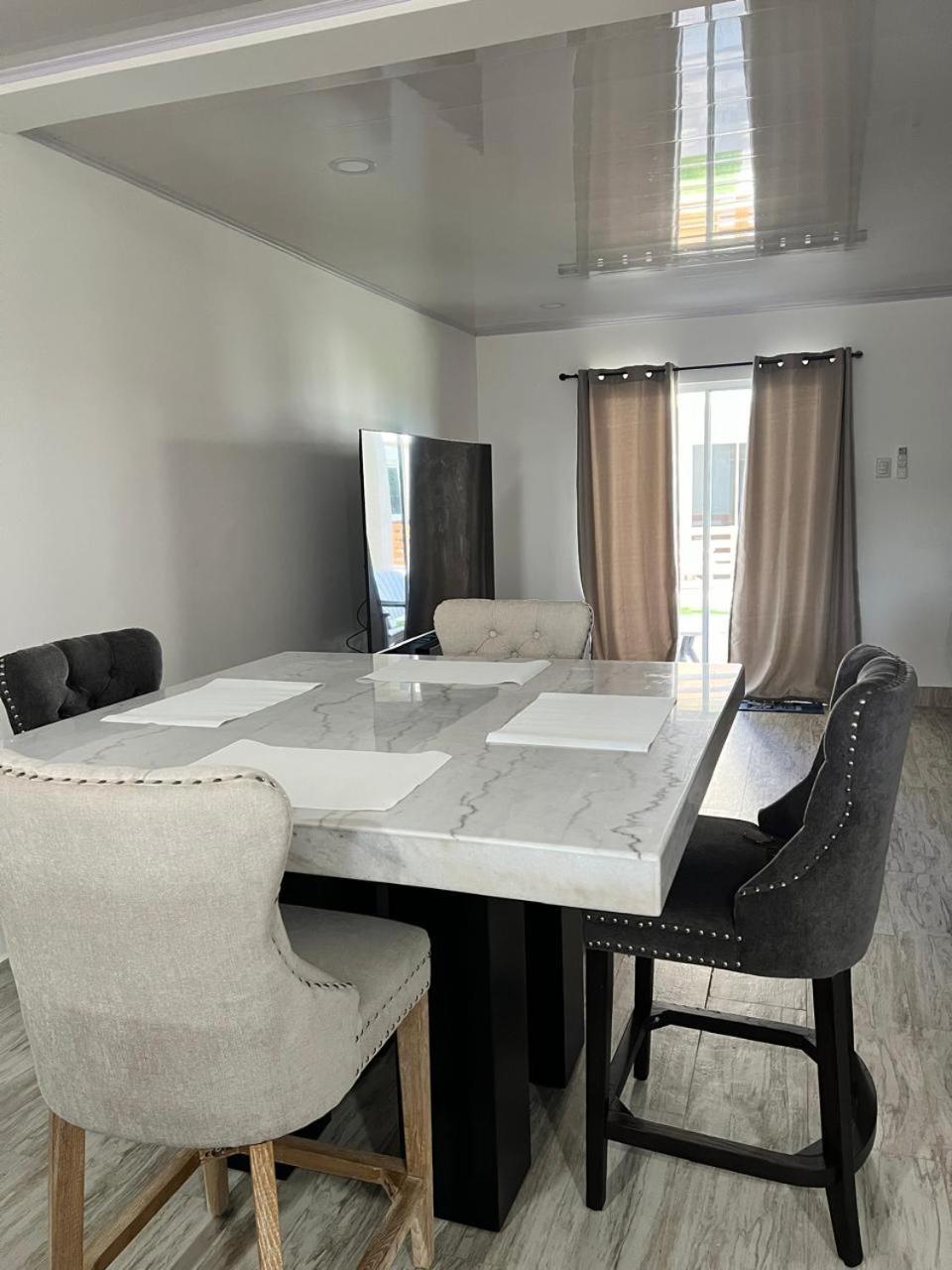 Five-Bedroom House photo 3