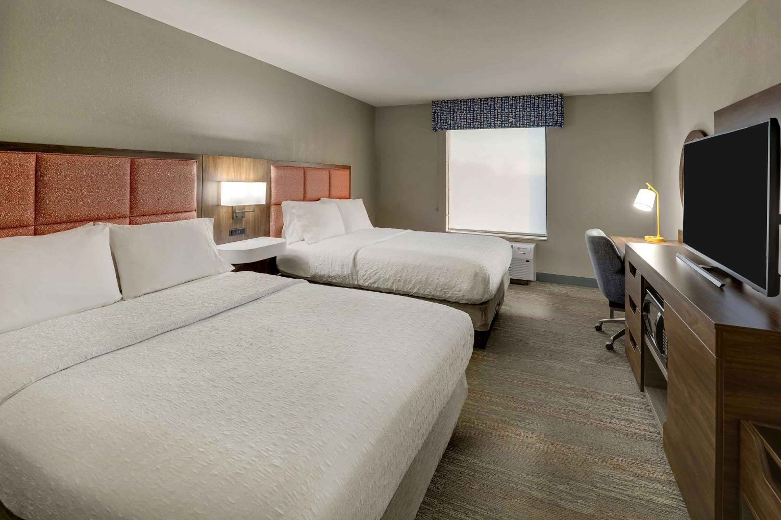 Room with Two Queen Beds - Non-Smoking - Photo 6