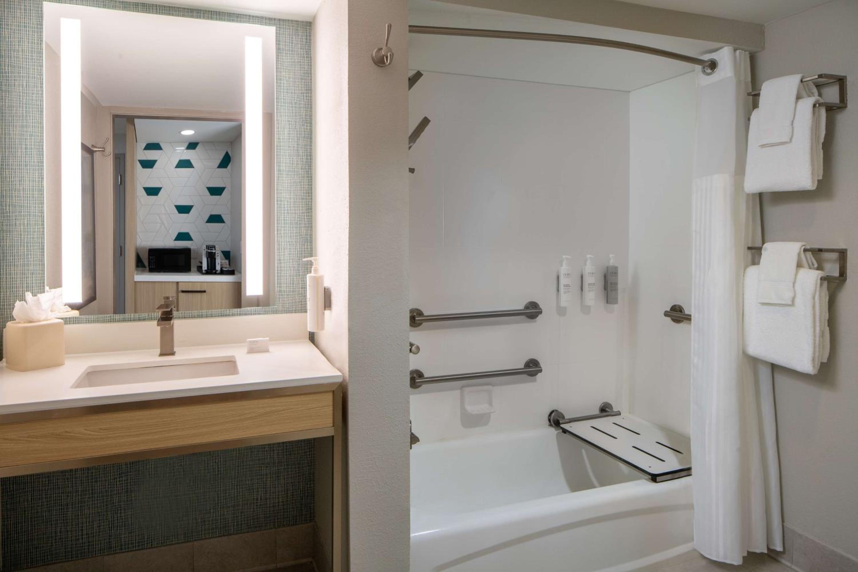 Queen Room with Two Queen Beds with Tub - Mobility Hearing Accessible
