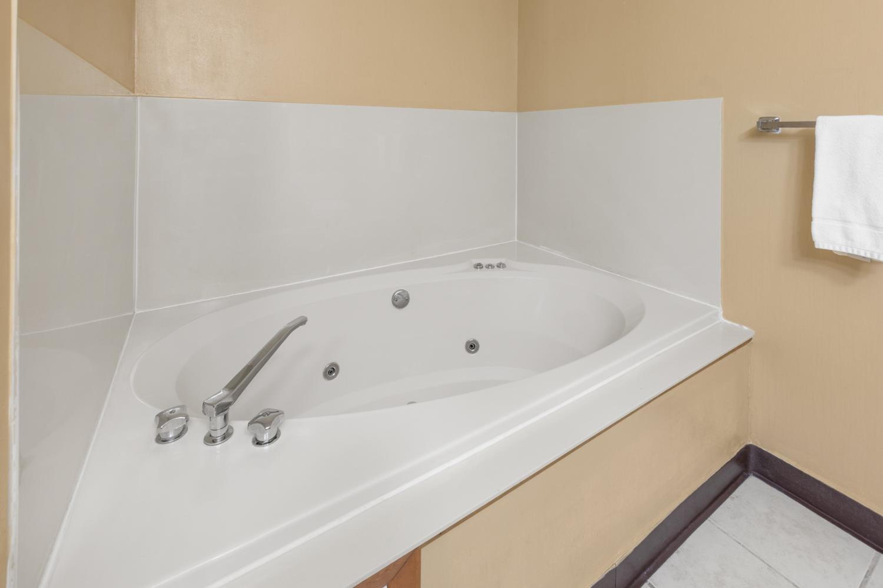 One-Bedroom King Suite - Accessible/Non-Smoking photo 3