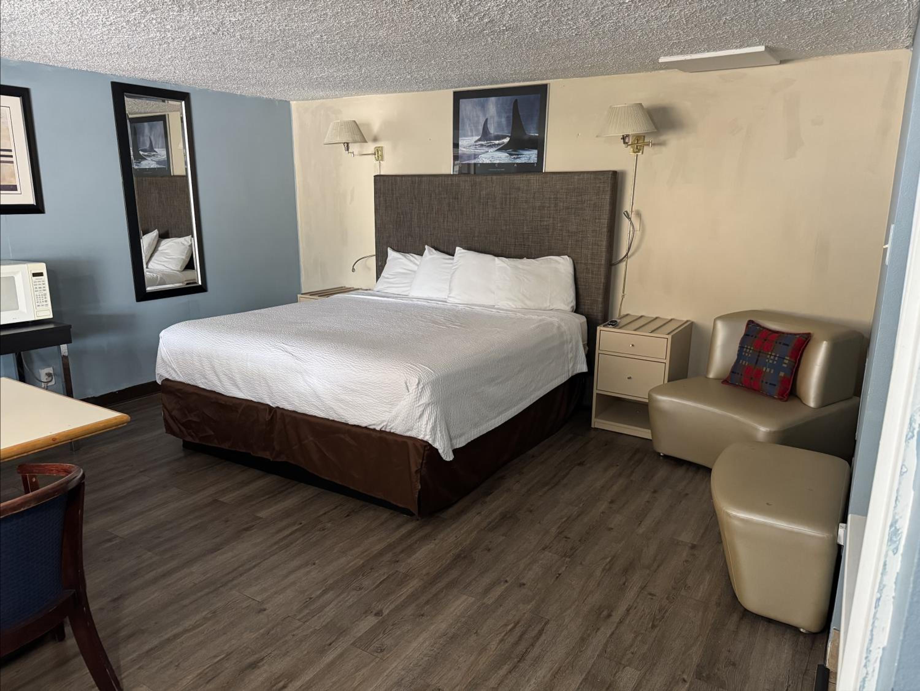 Standard King Room - Non-Smoking