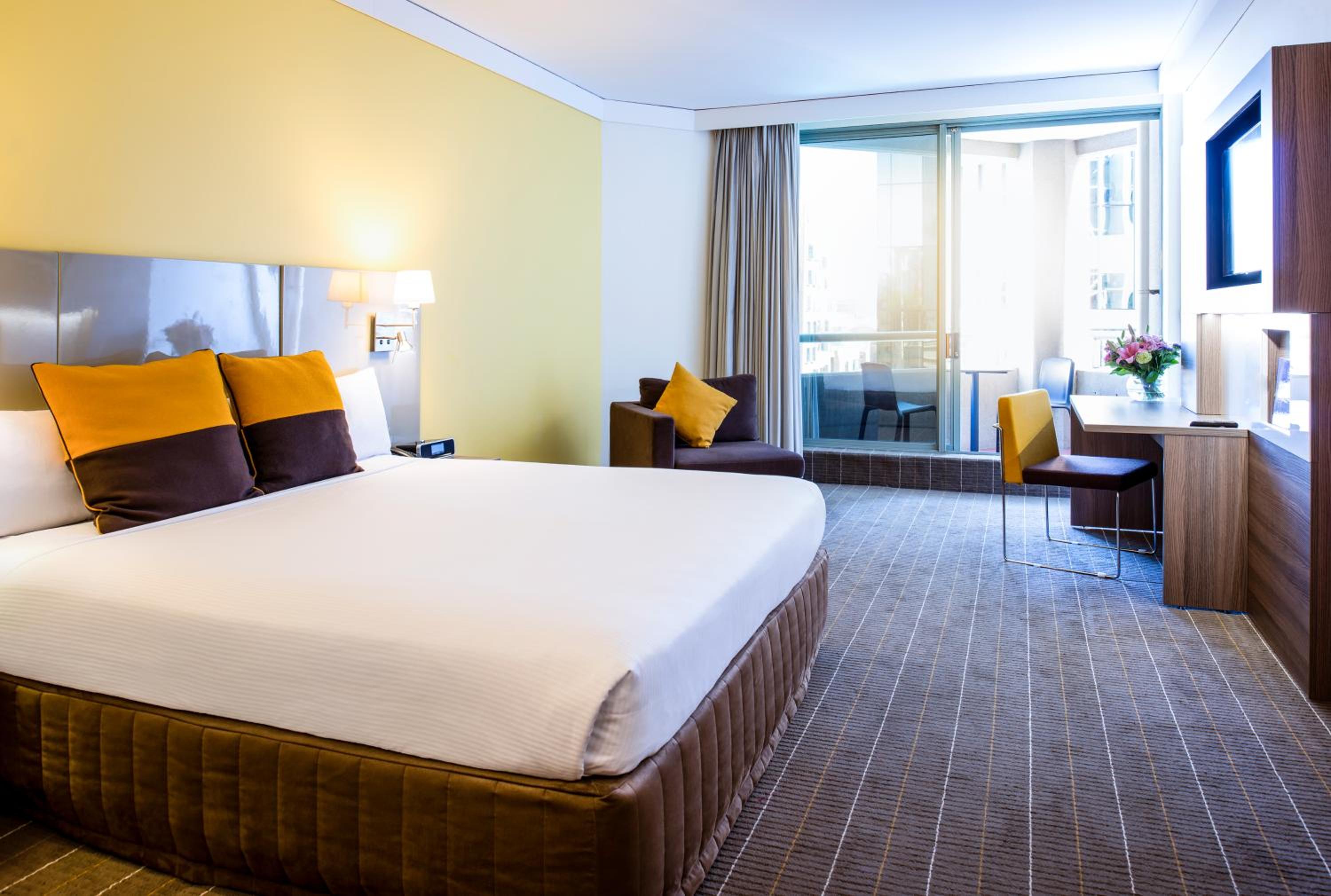 Superior King Room with Balcony thumbnail 5