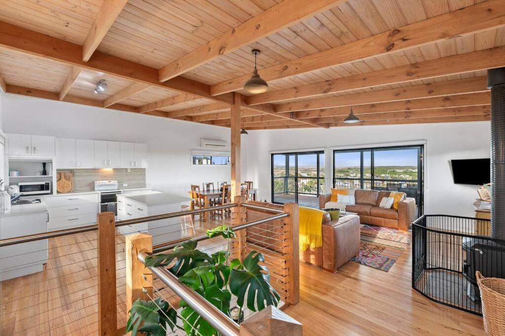 Five-Bedroom House photo 1