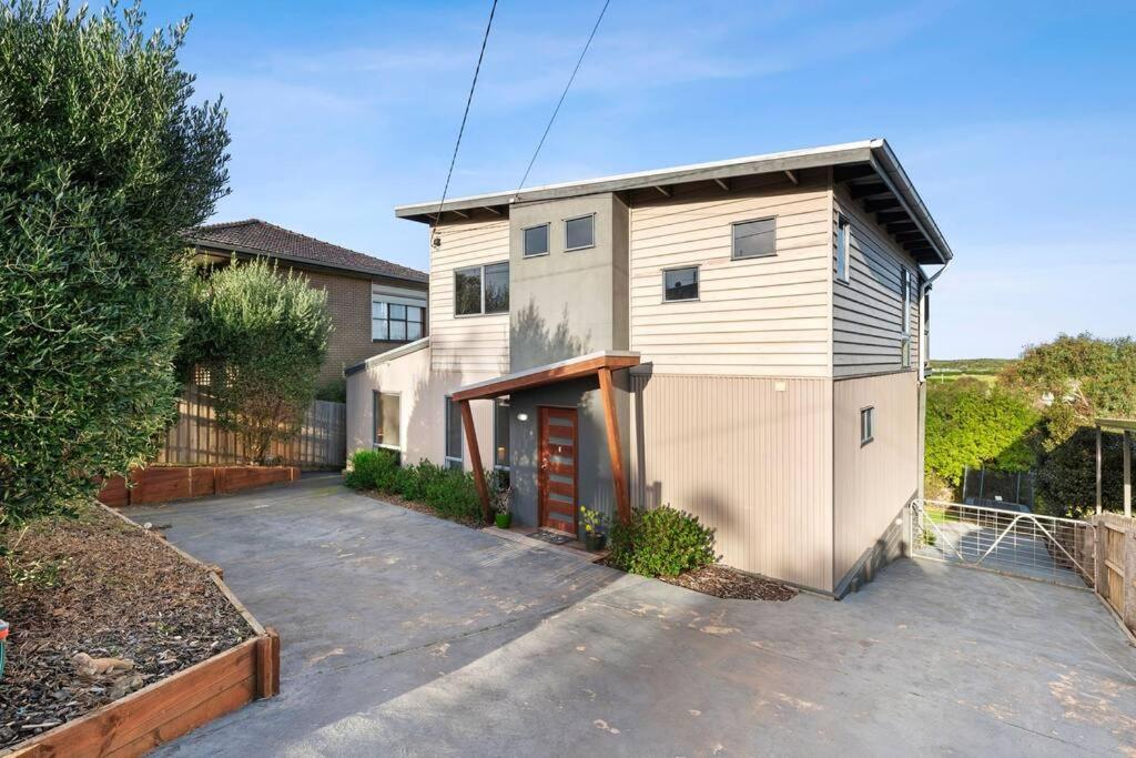 Five-Bedroom House photo 3