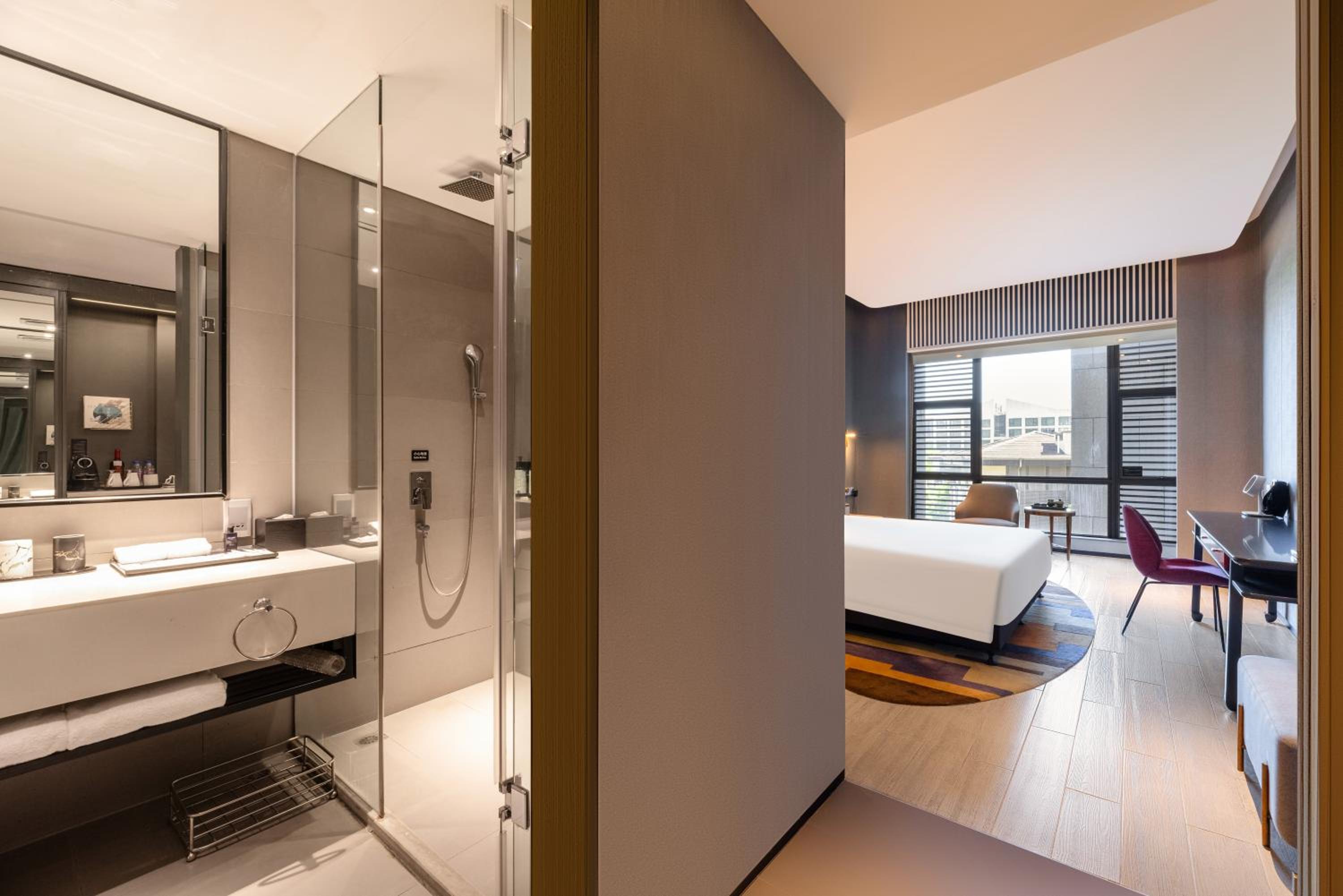 Premium Lake View King Room photo 3
