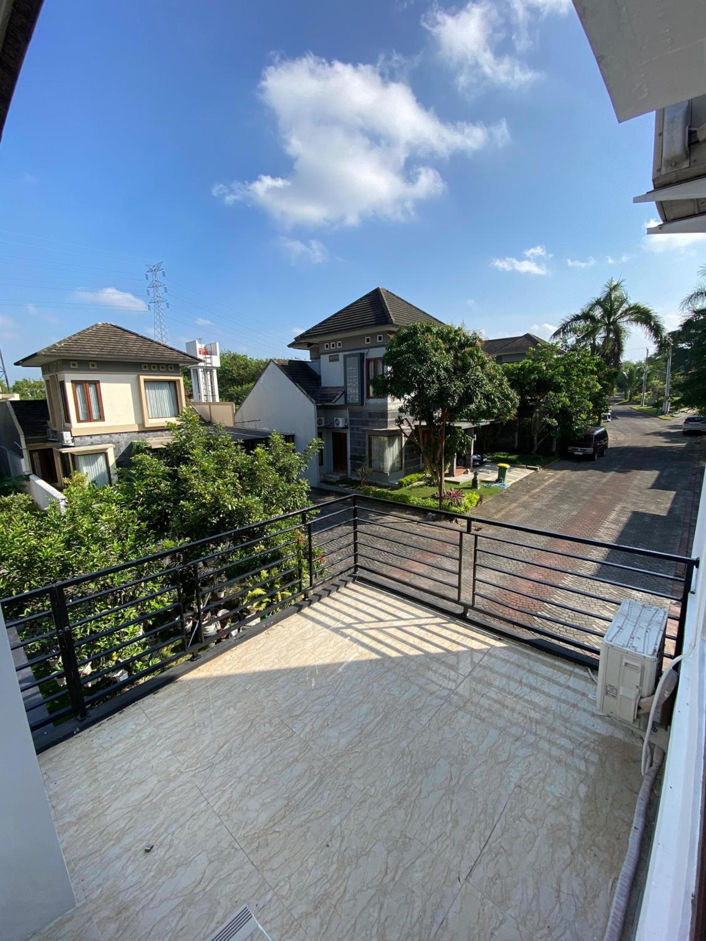 Five-Bedroom House photo 3