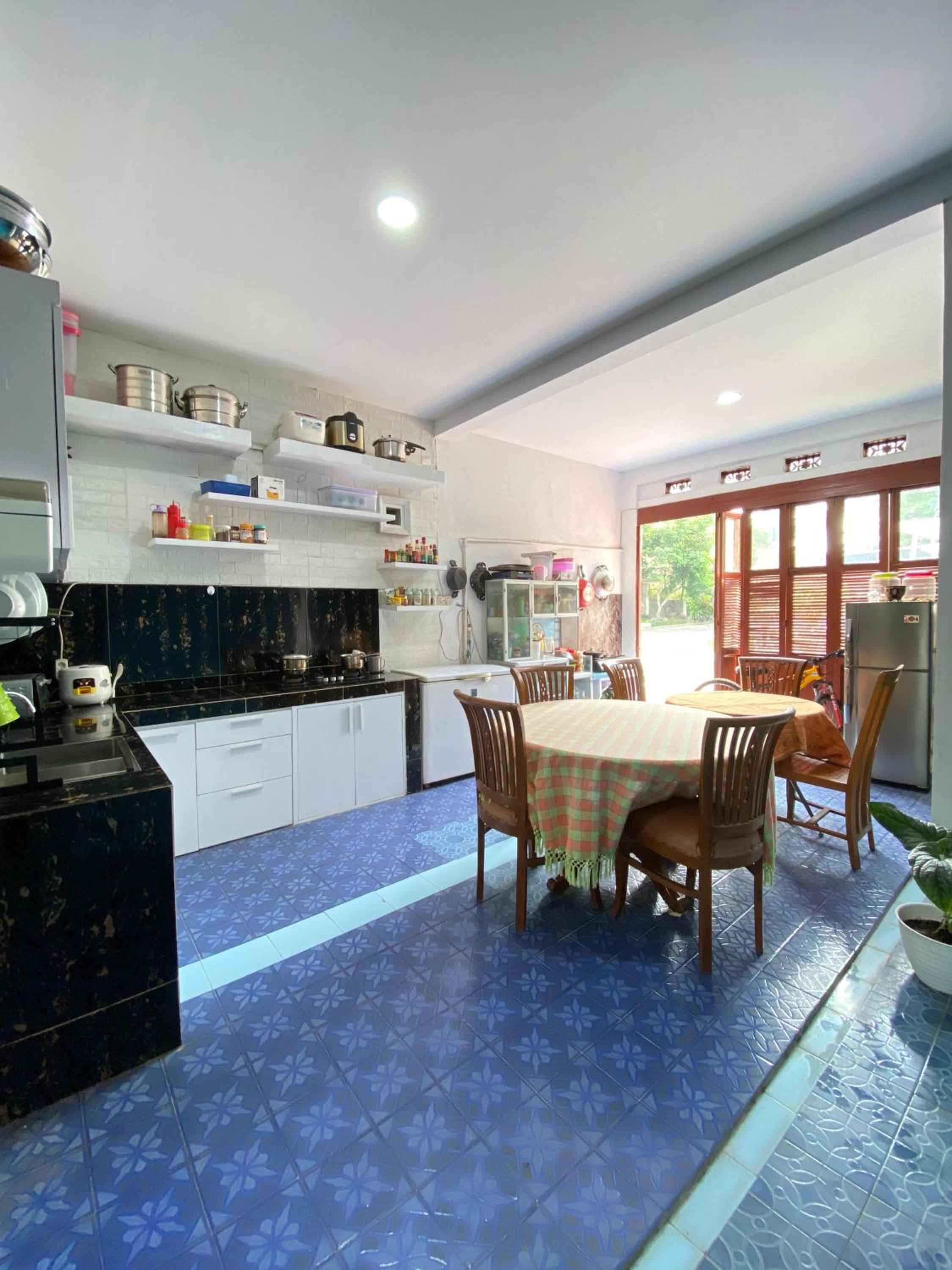 Five-Bedroom House photo 2