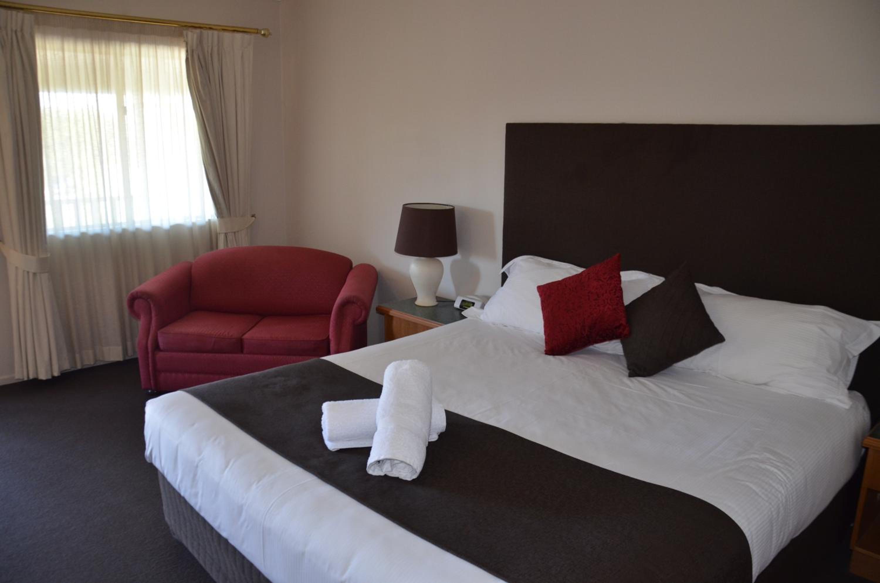Executive King Suite with Spa Bath photo 2