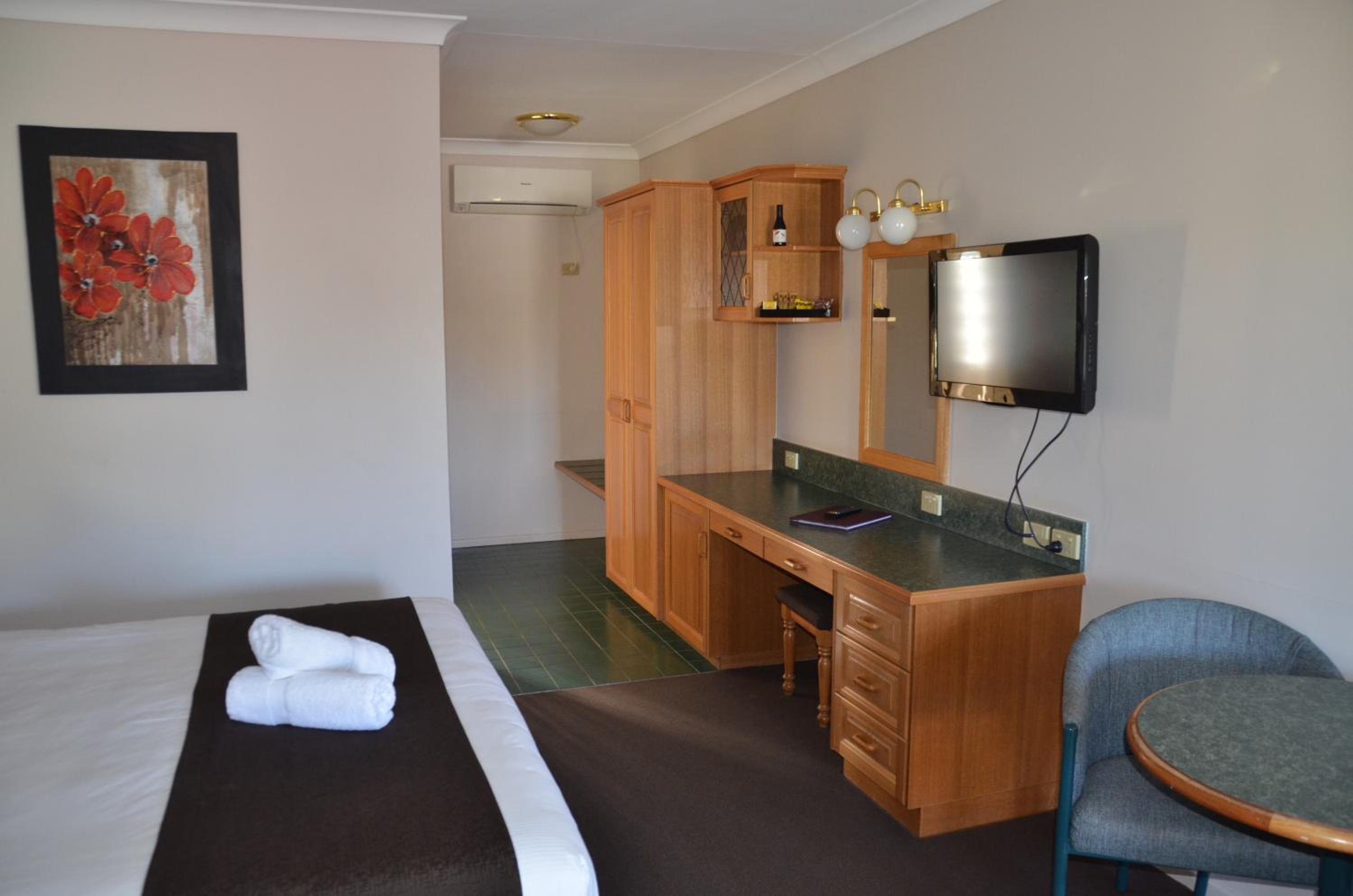 Executive King Suite with Spa Bath photo 3