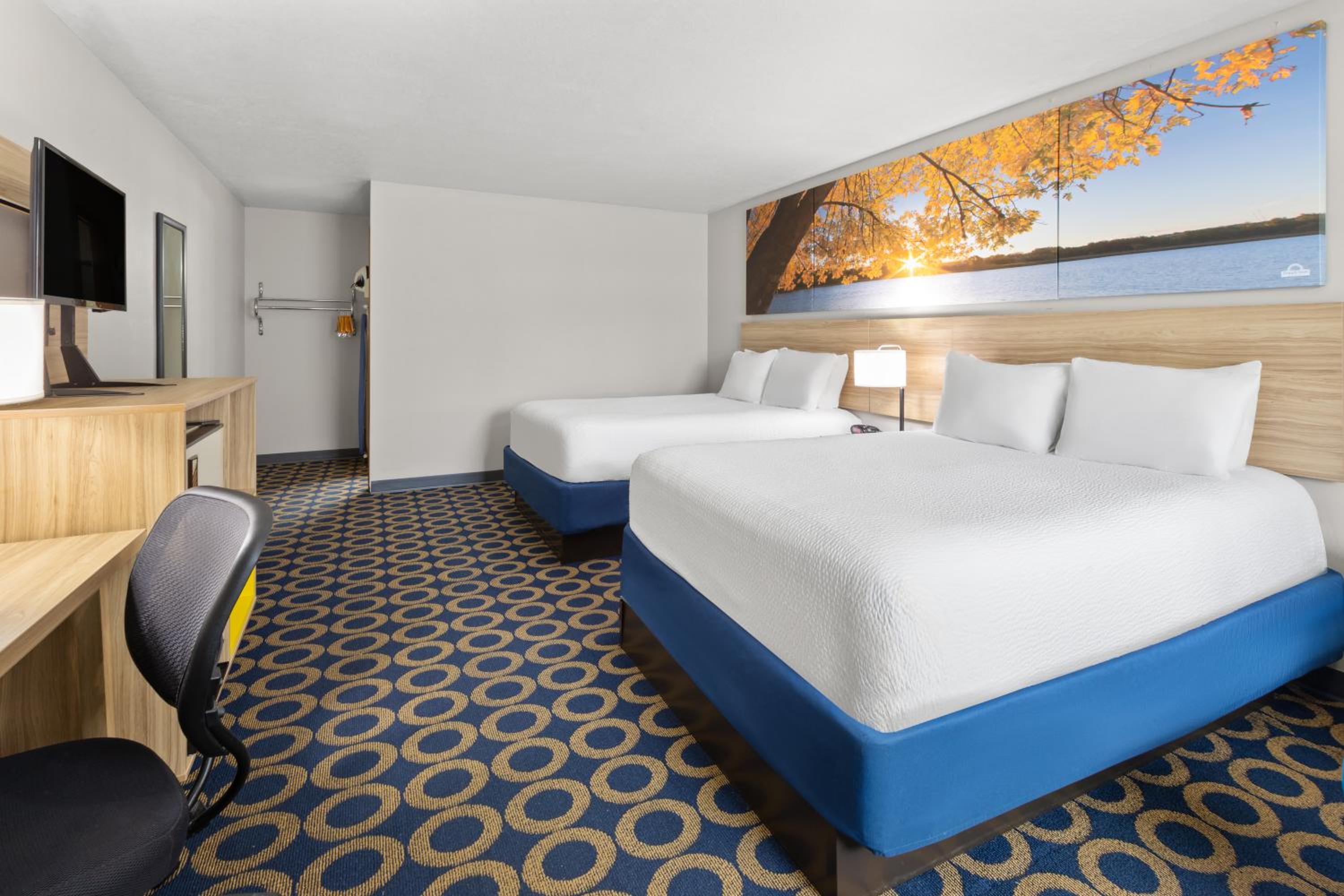 Queen Room with Two Queen Beds - Non-Smoking photo 3