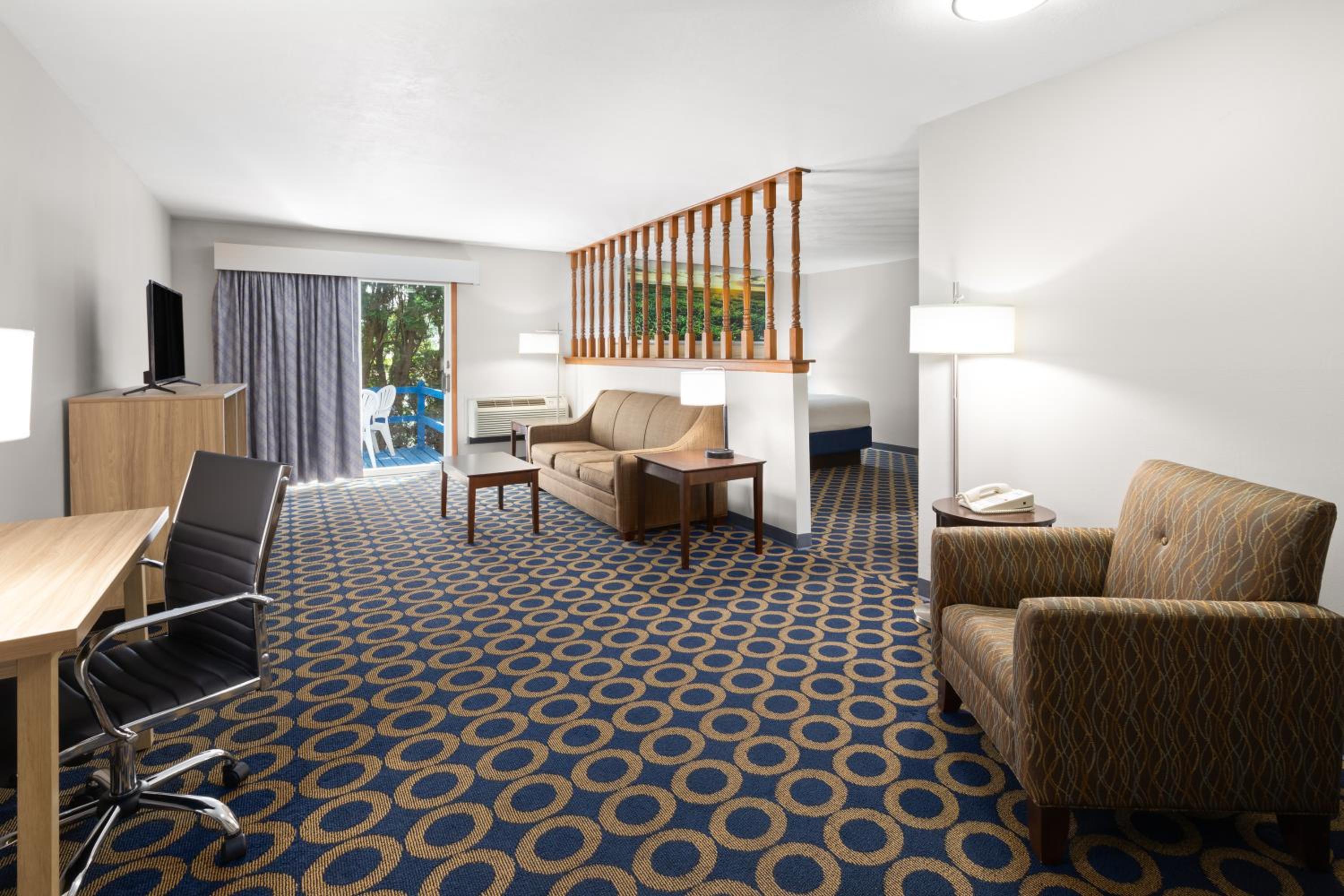 Deluxe King Suite - Non-Smoking photo 3
