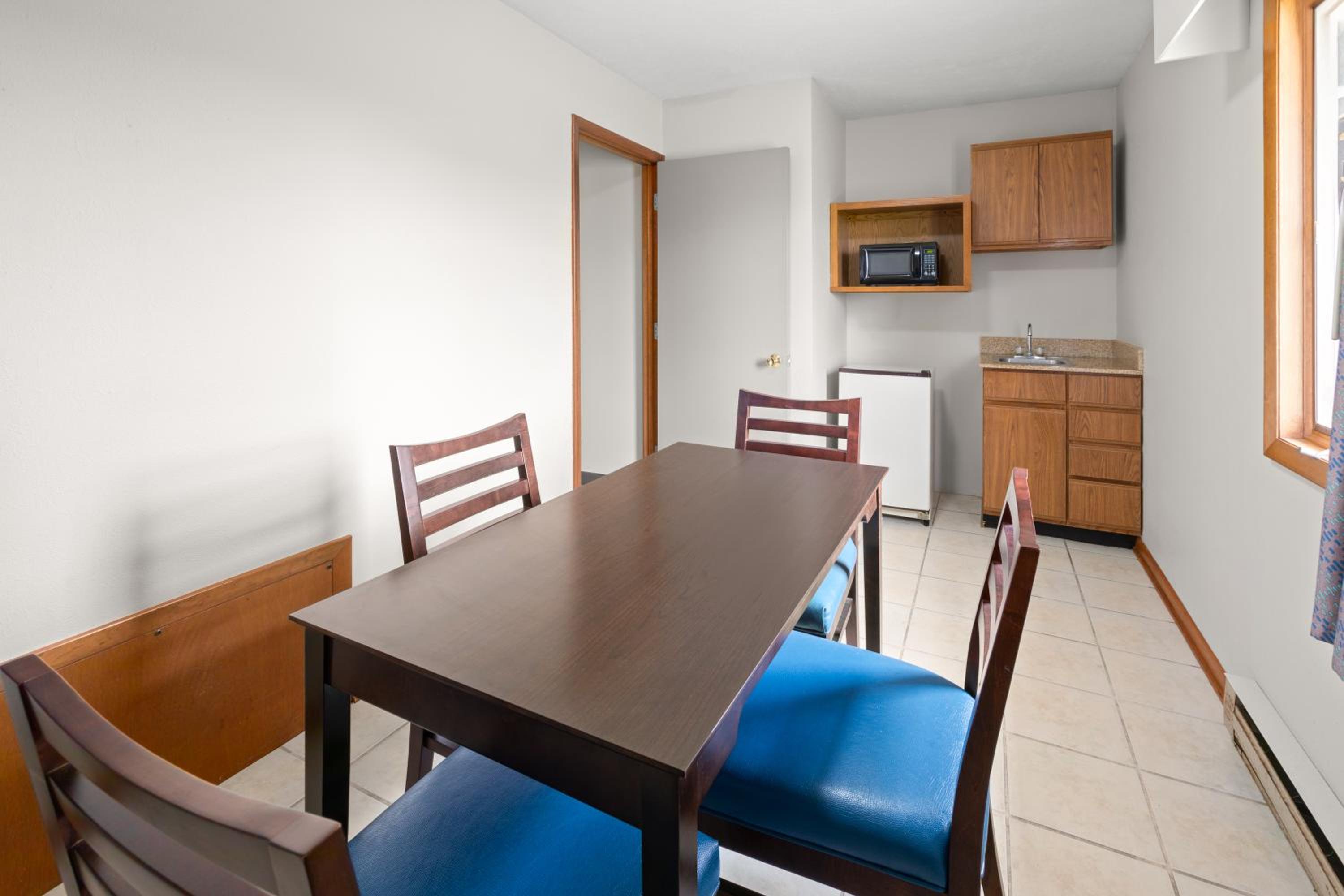Deluxe King Suite - Non-Smoking photo 2