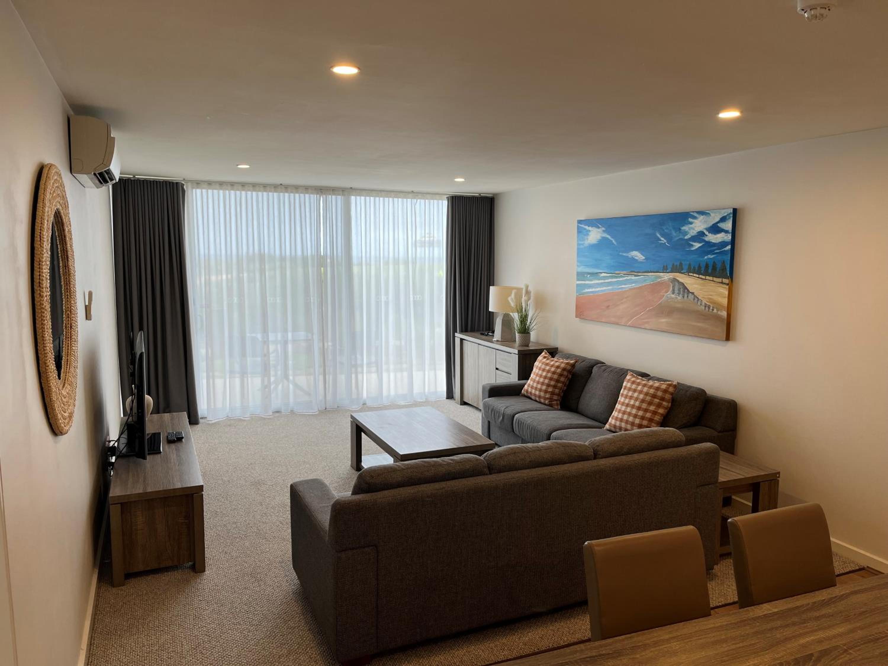 One Bedroom Deluxe Apartment - Photo 2
